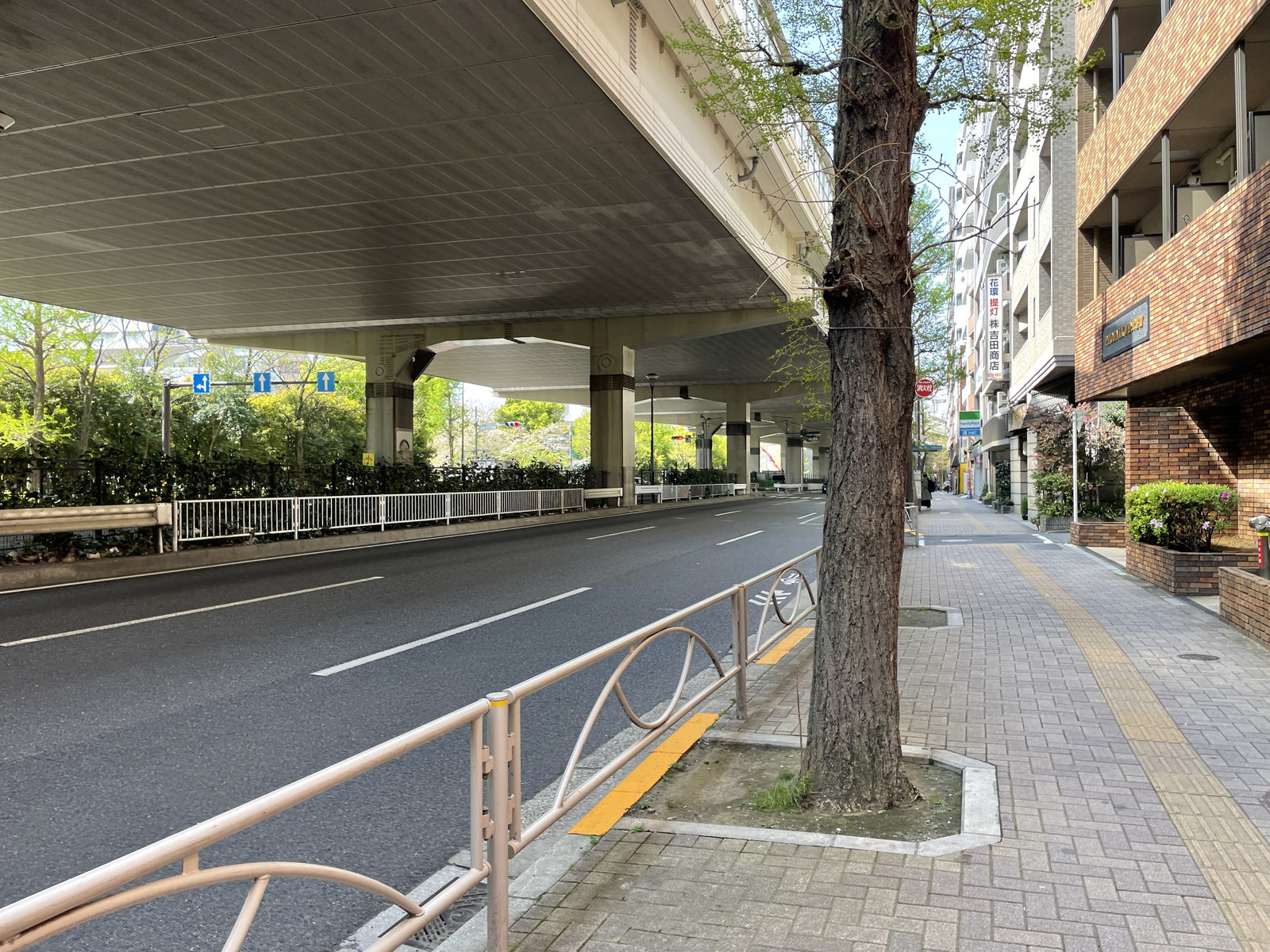 日興初台スカイマンション前面の通り