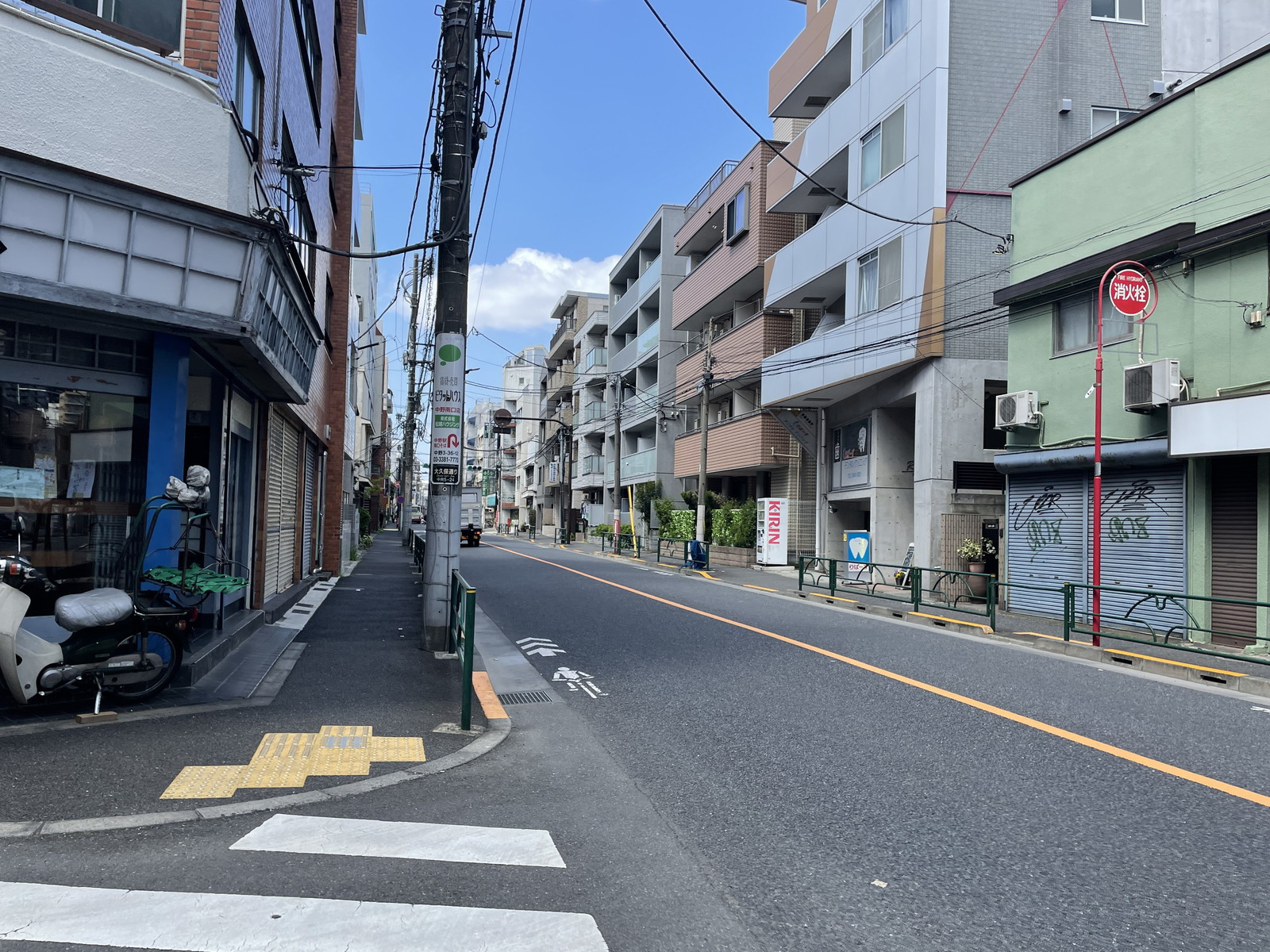 リバース中野前面の通り