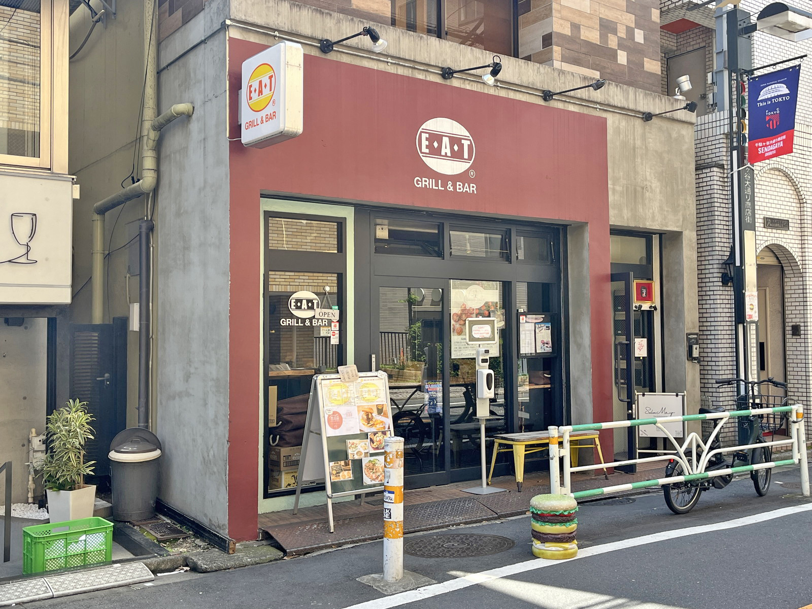 徒歩1分のE・A・T GRILL&BAR