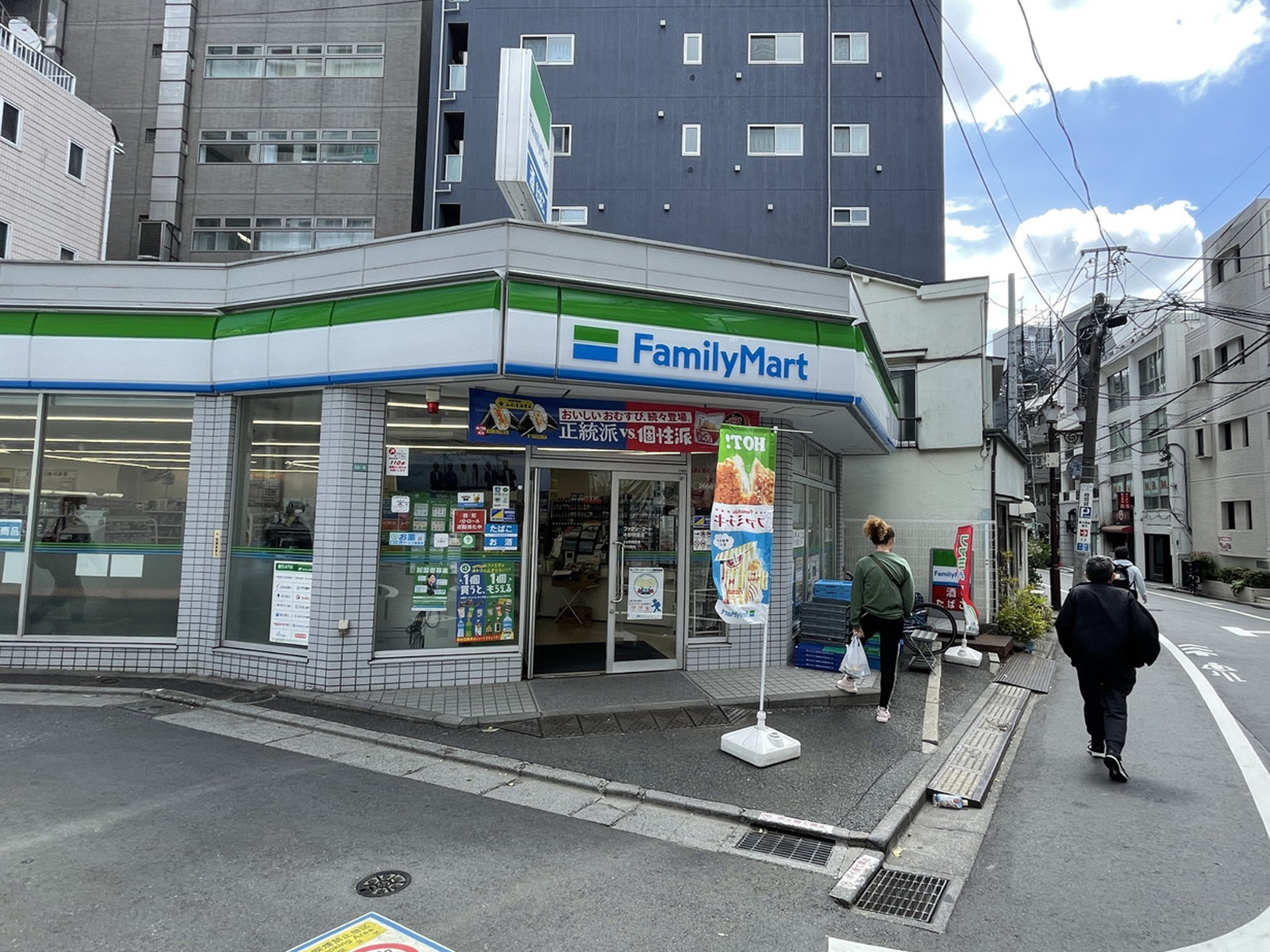 徒歩1分のファミリーマート中野桃園店