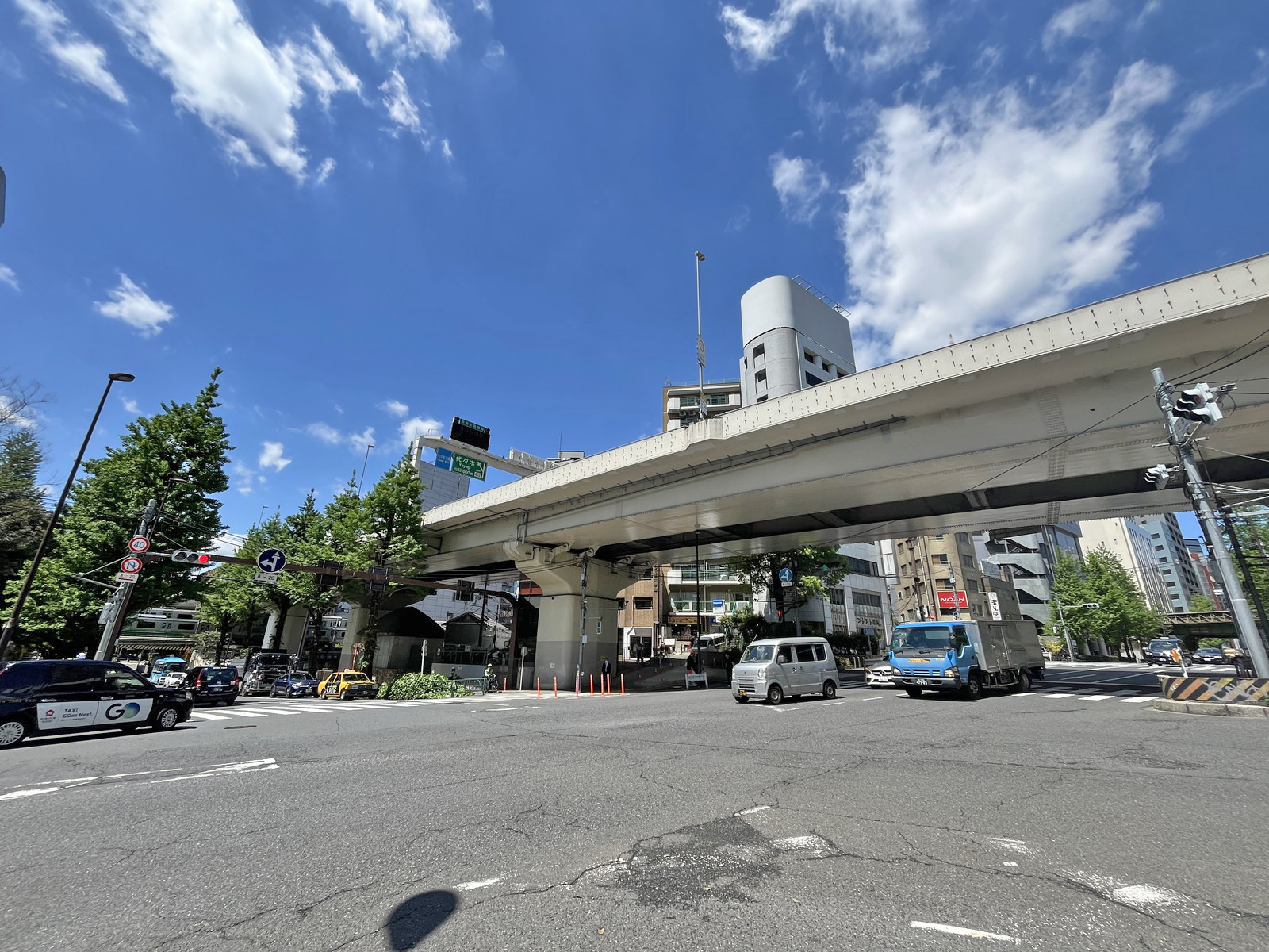 神宮外苑ビル前面通り