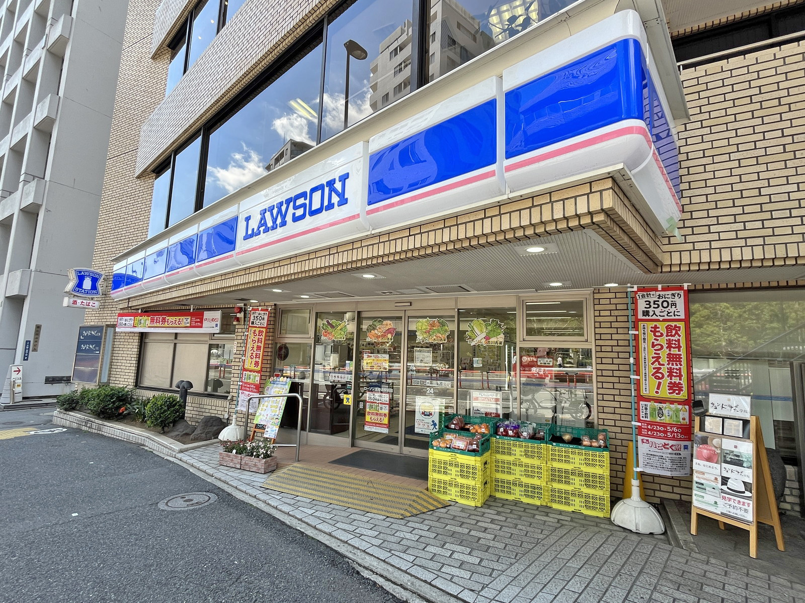 徒歩3分のローソン北参道駅前店