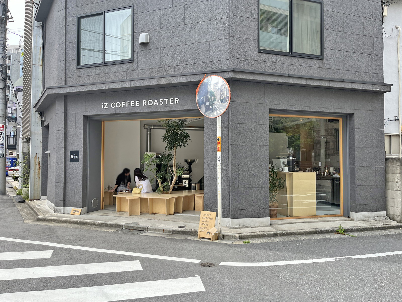 同じ並びのカフェiZ COFFEE ROASTER