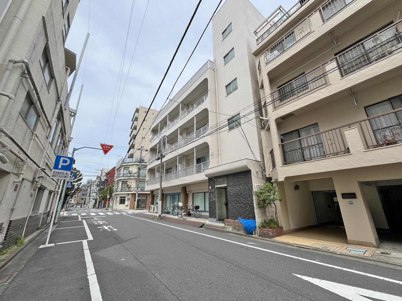 加瀬ビル122前面通り