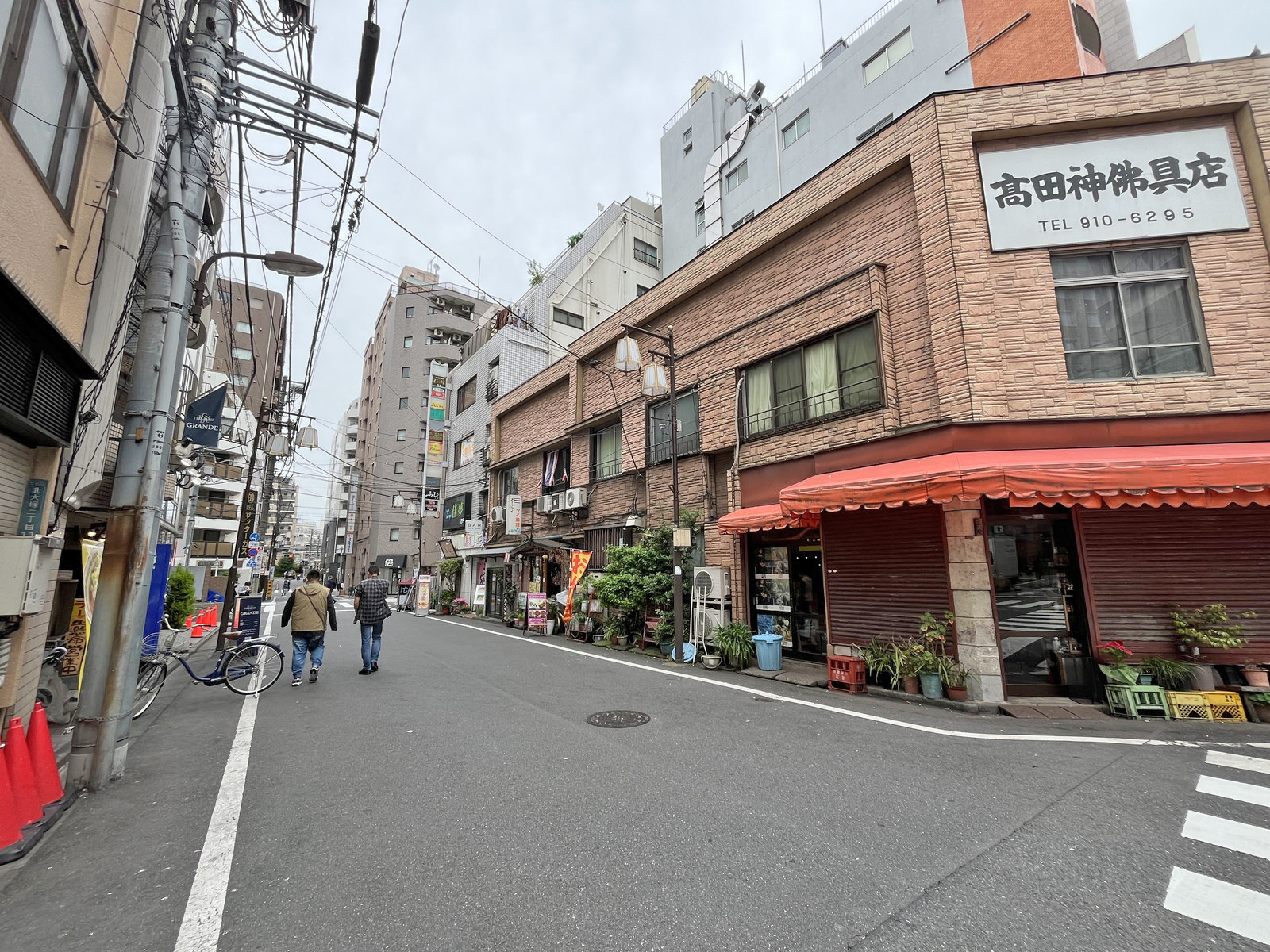 第二アンザイ・ヤマキビル前面通り