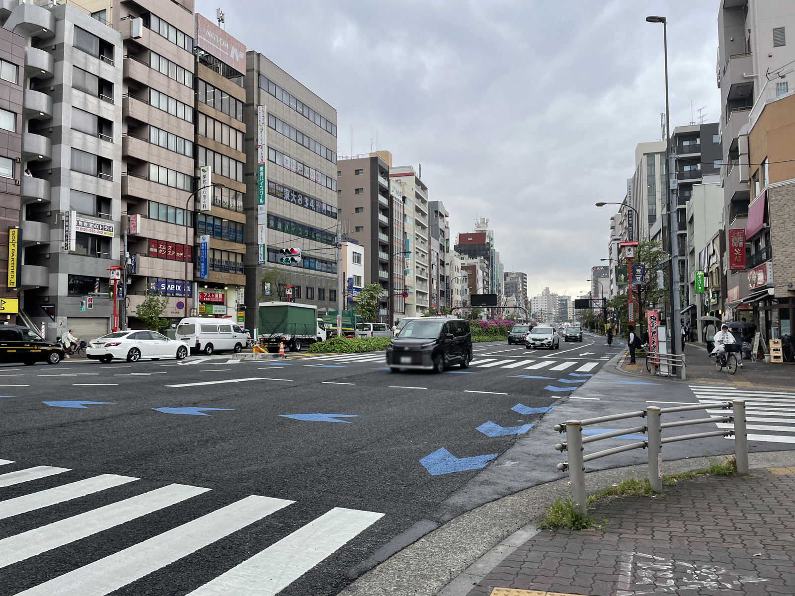 富貴ビル前面の通り