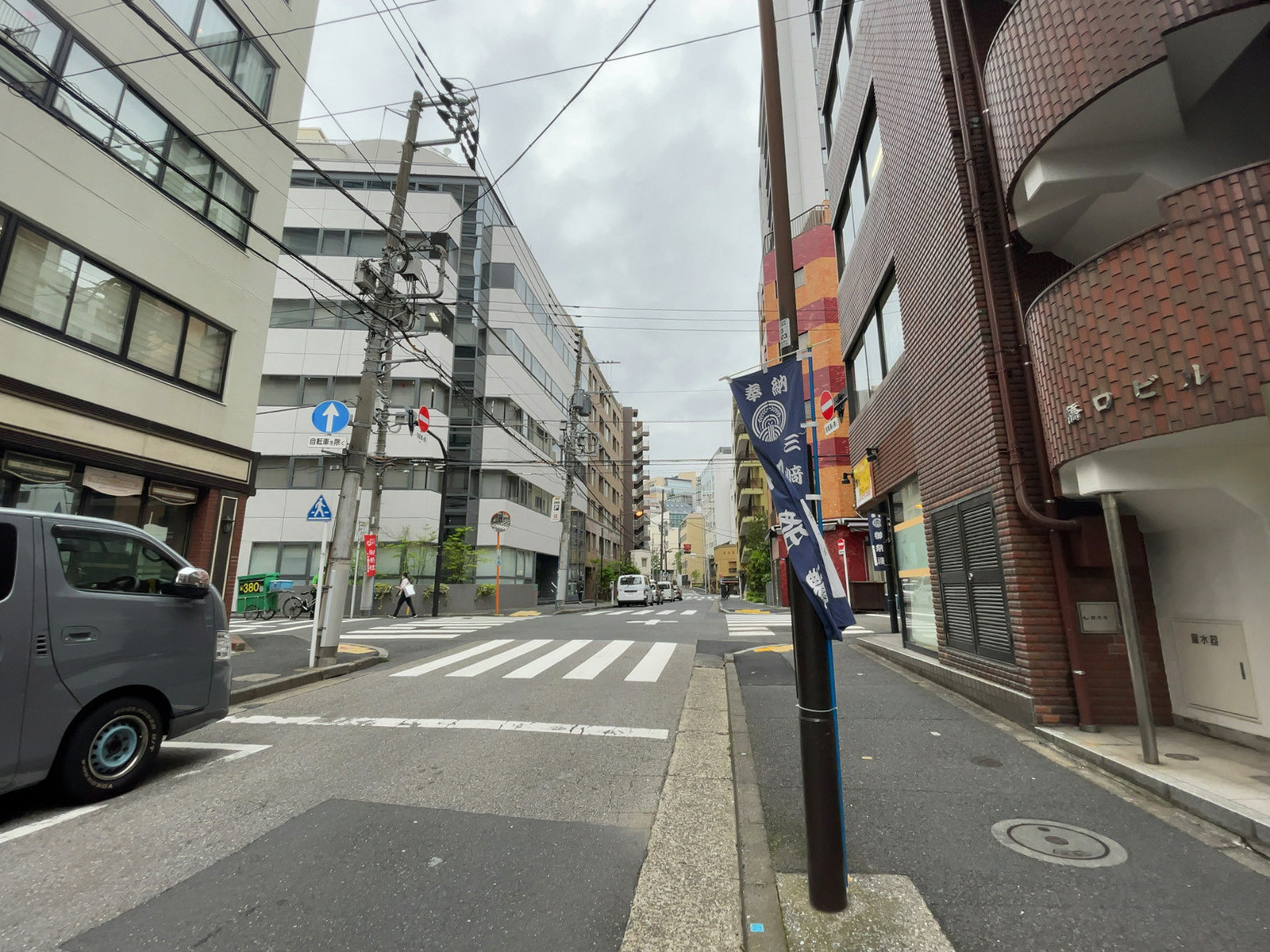 アーク神保町ビル前面の通り