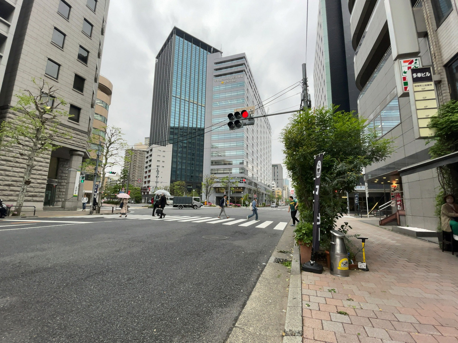 片桐ビル前面の通り