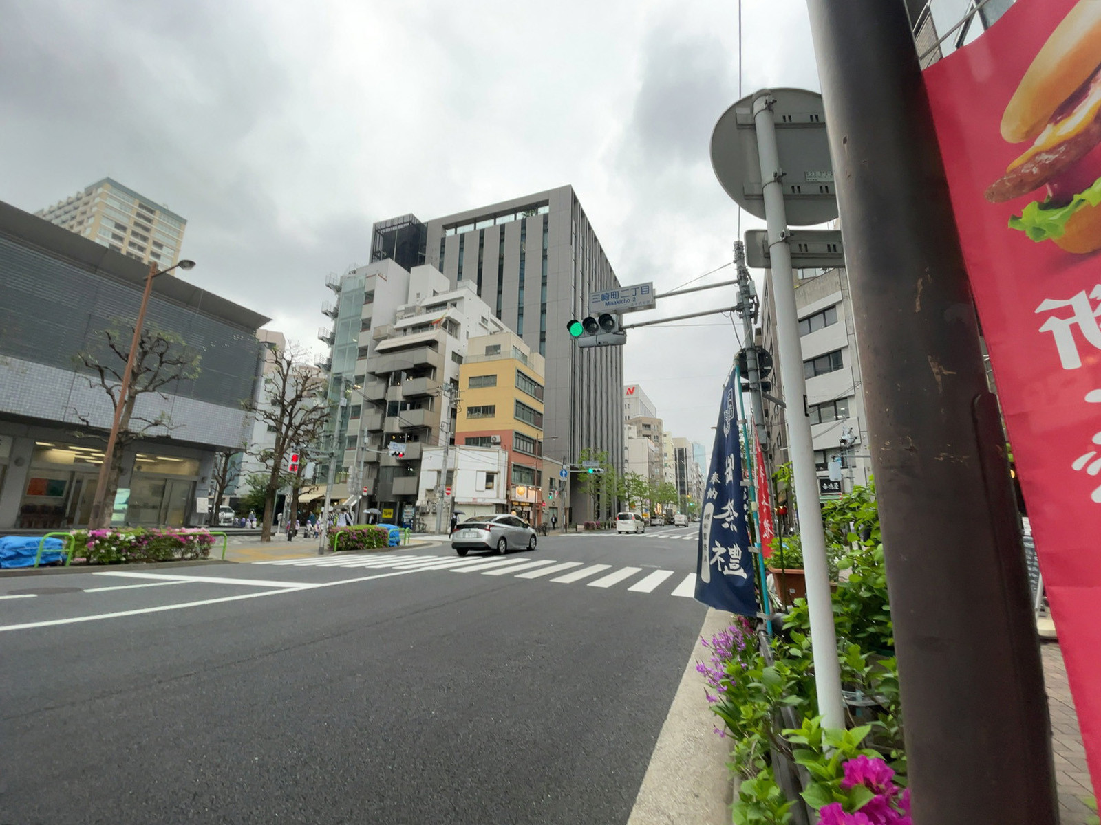 共和壱五番館前面の通り
