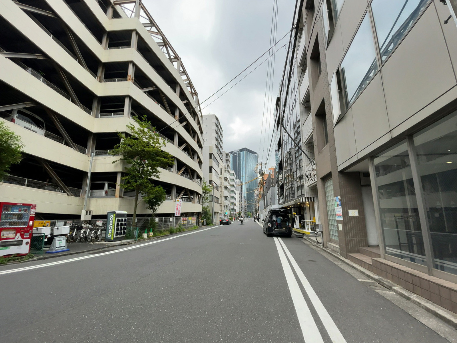 みさきビル前面の通り