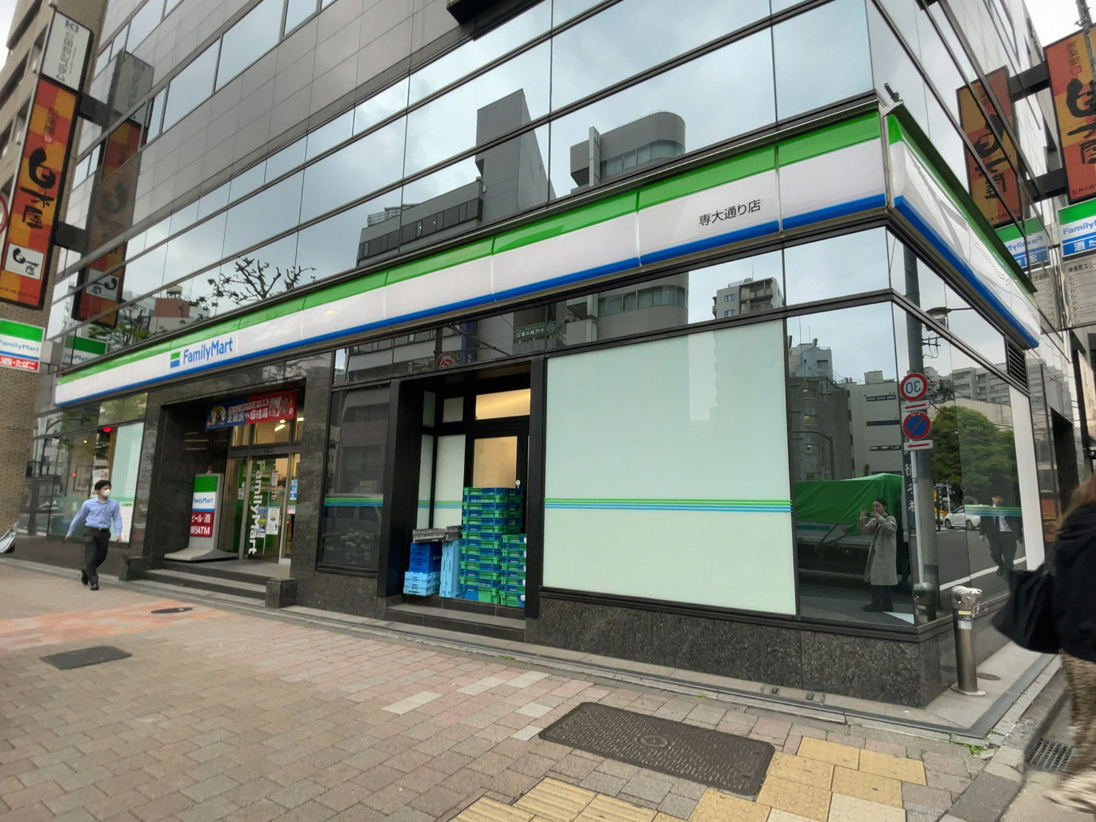 至近のファミリーマート 専大通り店