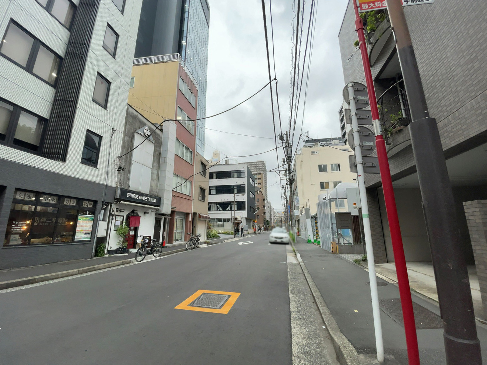 ワイエスコーラルビル前面の通り