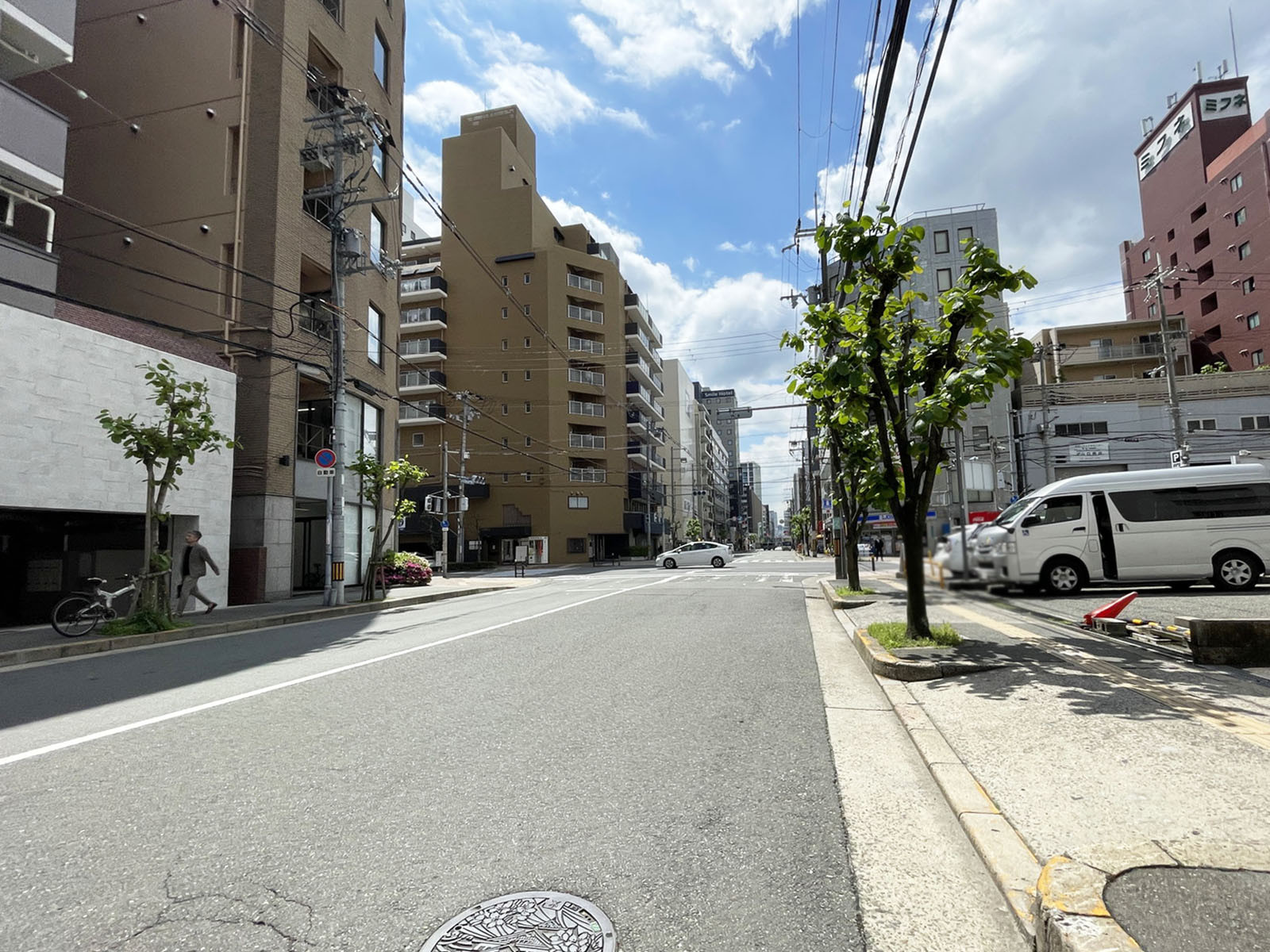 ホーククレセント第1ビル前面の通り