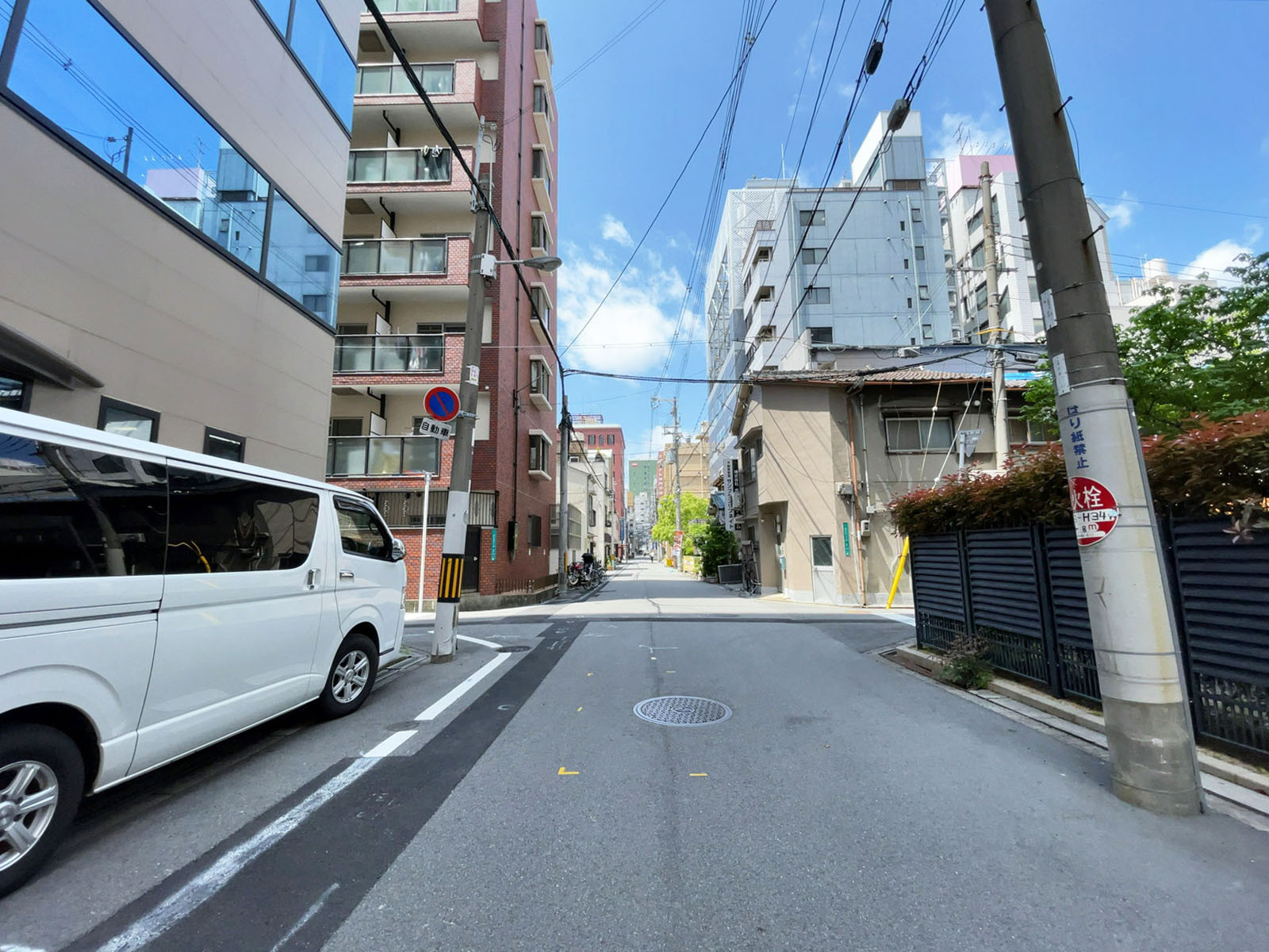 プロジェクトビル前面の通り