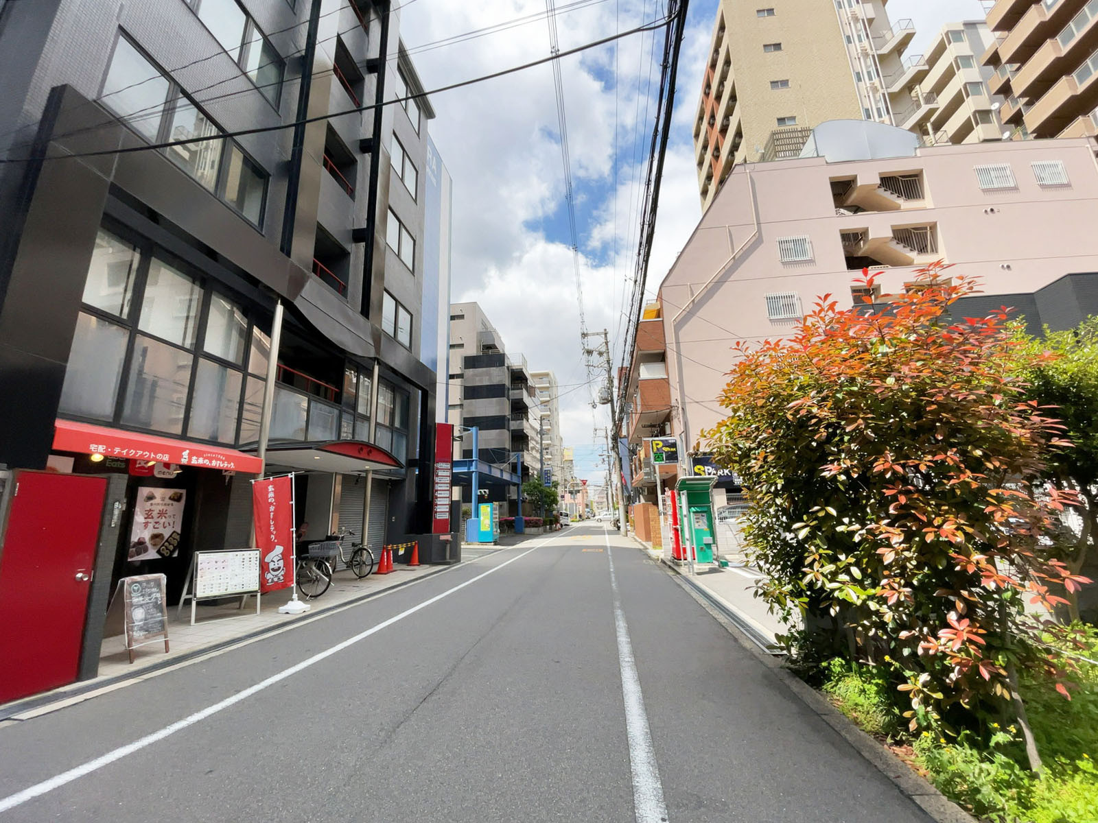ビープラスビル前面の通り