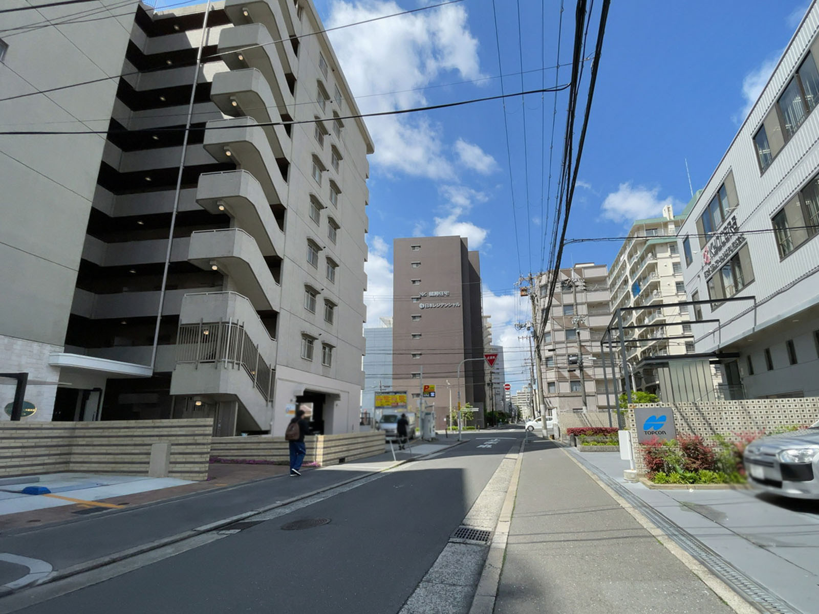 NLC新大阪12号館前面の通り