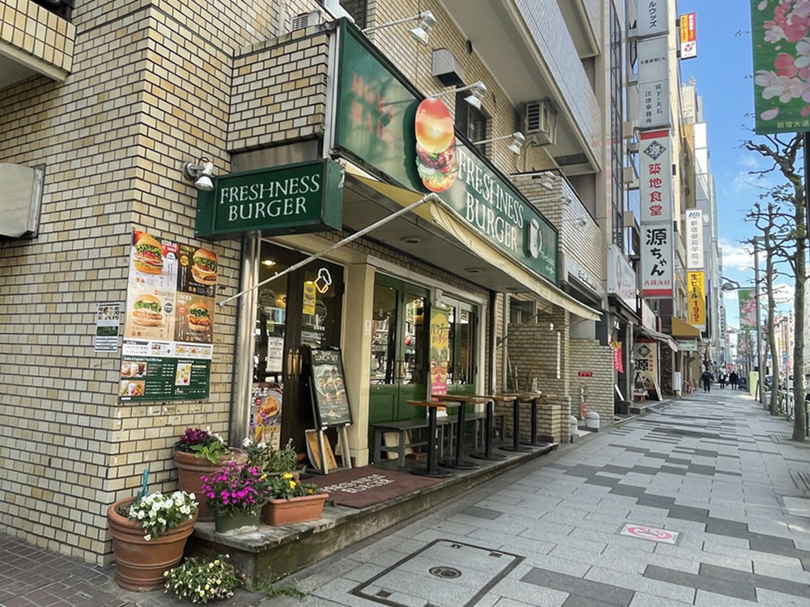 付近のフレッシュネスバーガー新宿御苑店
