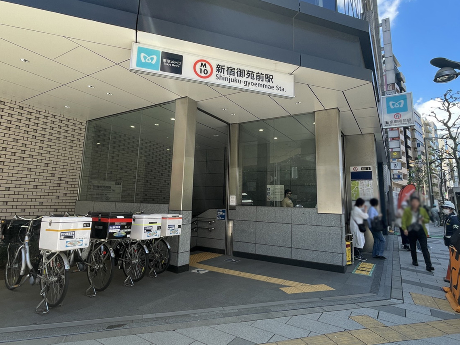 最寄りの「新宿御苑前駅」