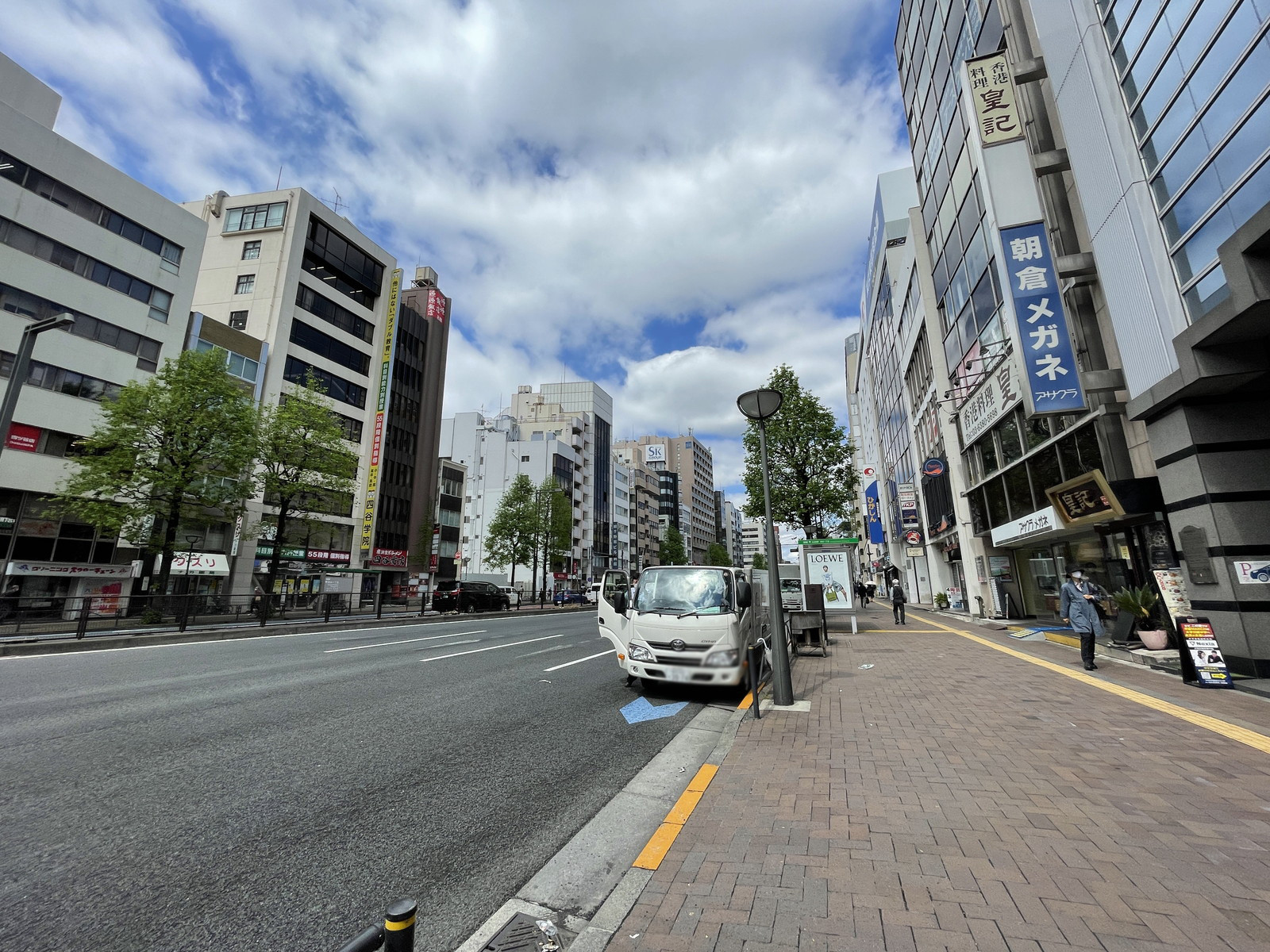 有明家ビル前面の新宿通り