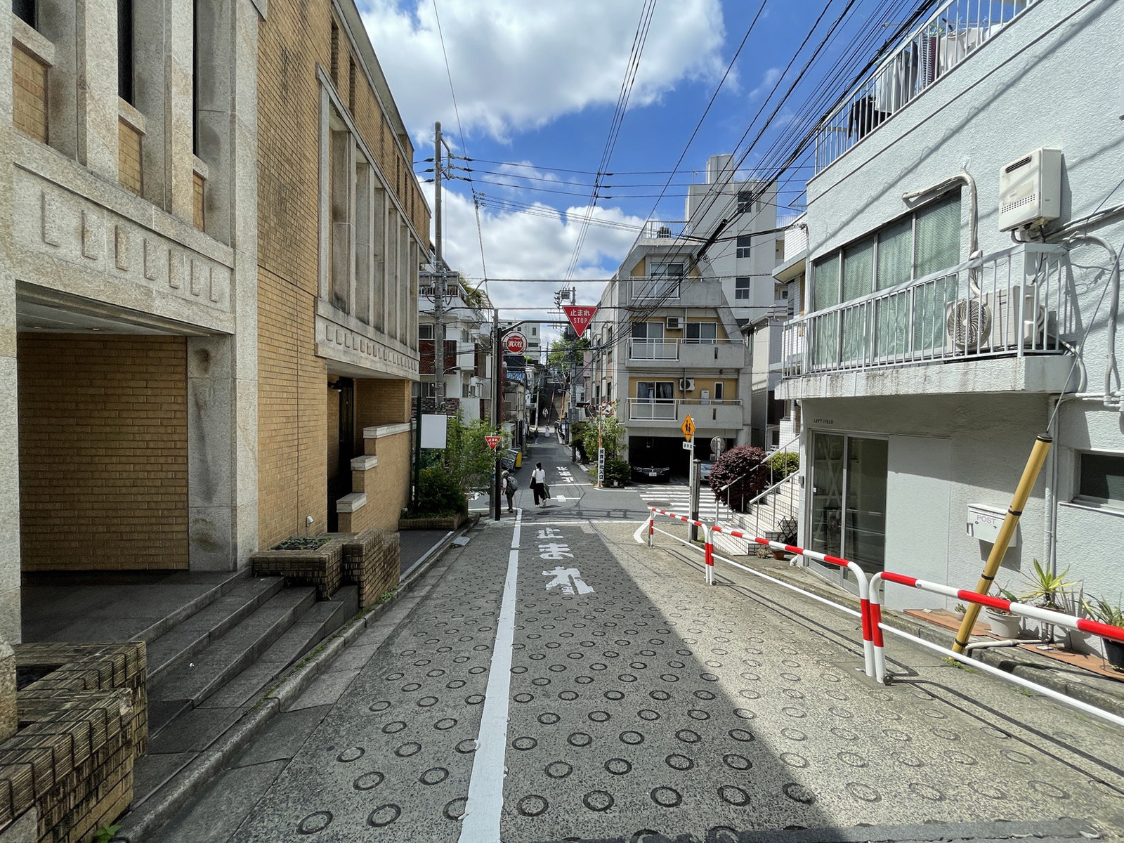 ビデオフォーカスビル前面の通り