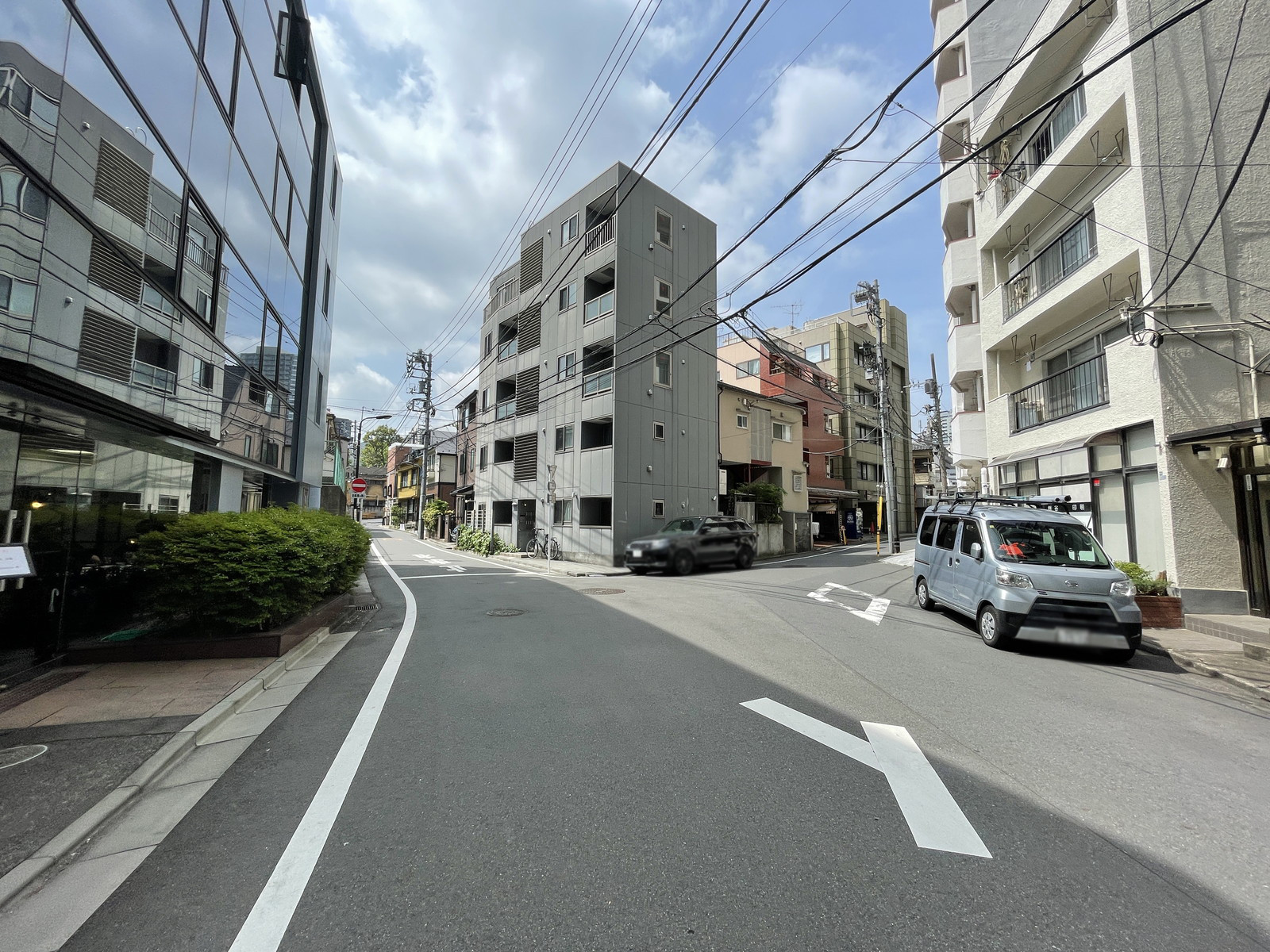 愛住ビル前面の通り