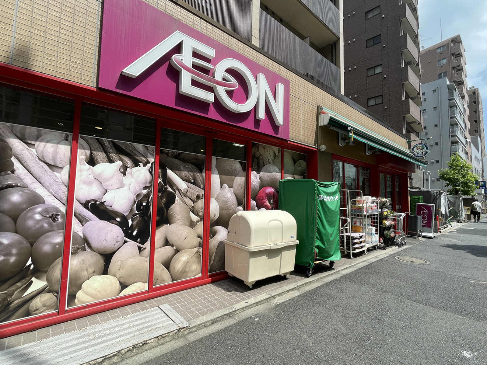 徒歩2分のまいばすけっと新宿住吉町店