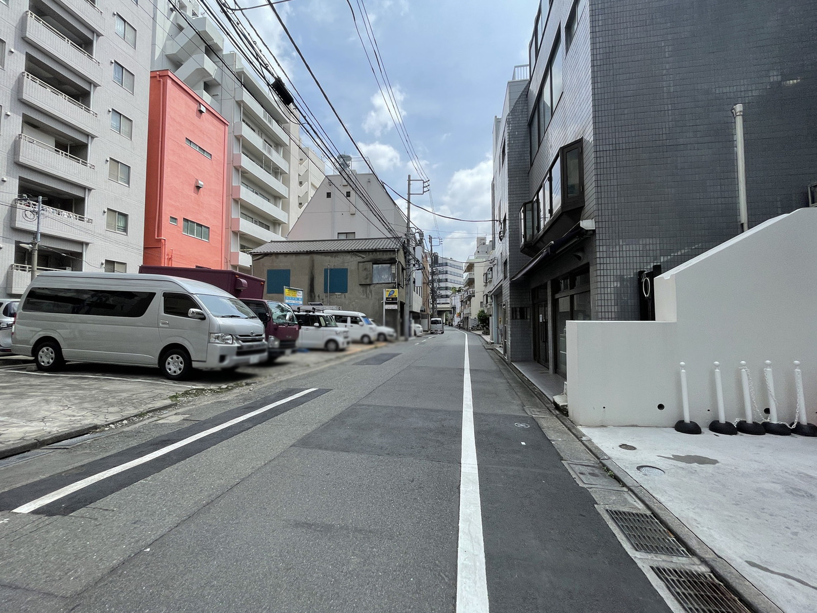 鈴商ビル前面の通り