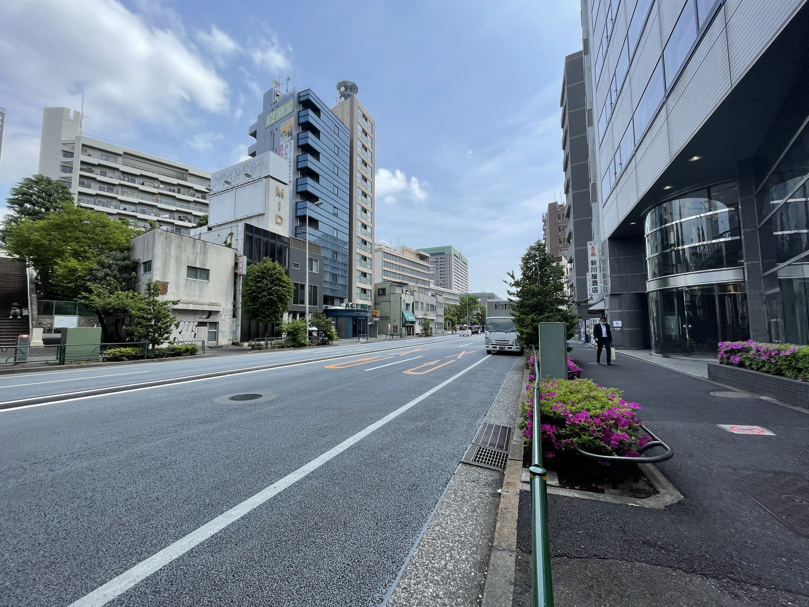 福松ビル前面の靖国通り