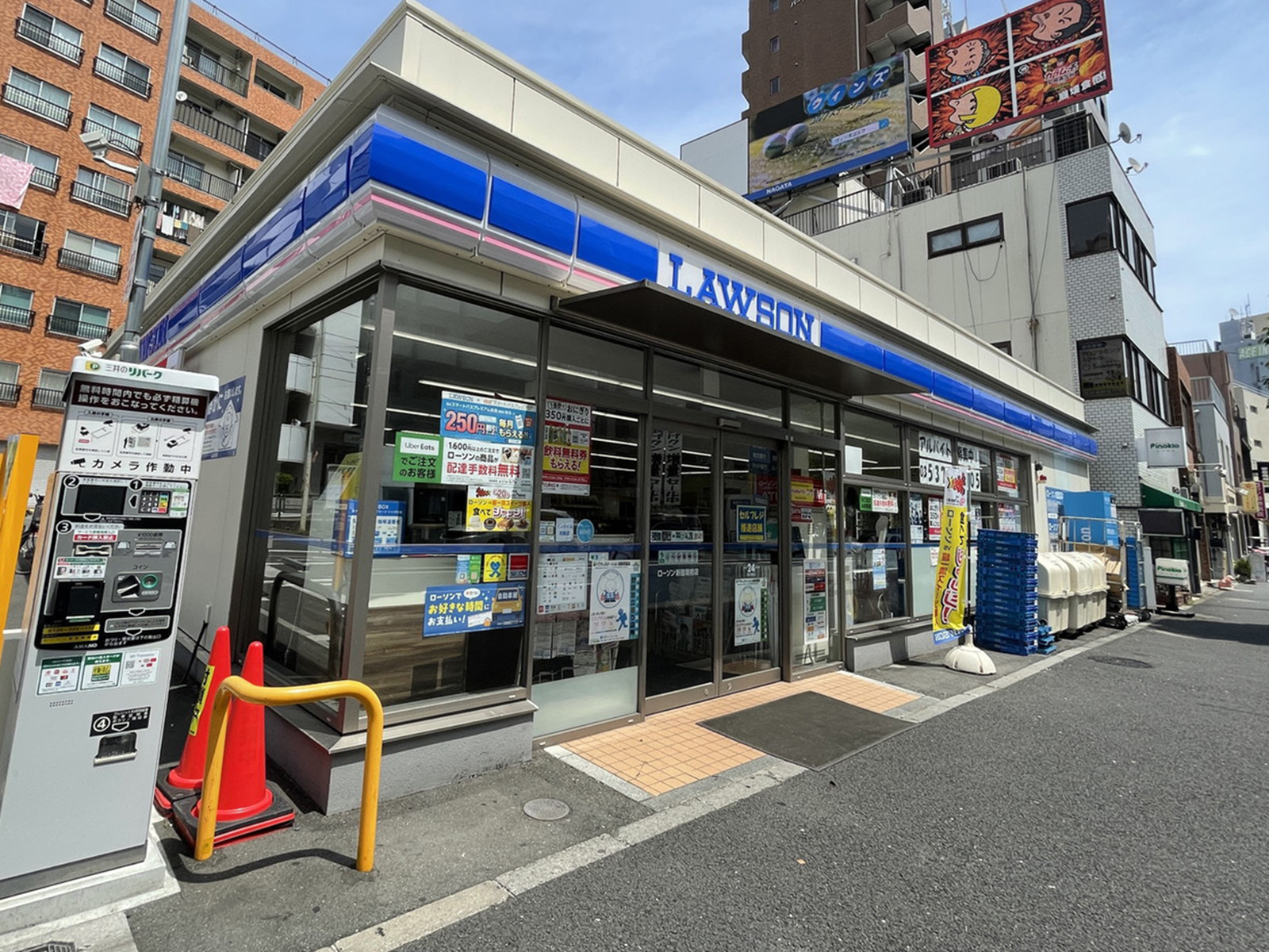 徒歩1分のローソン新宿曙橋店
