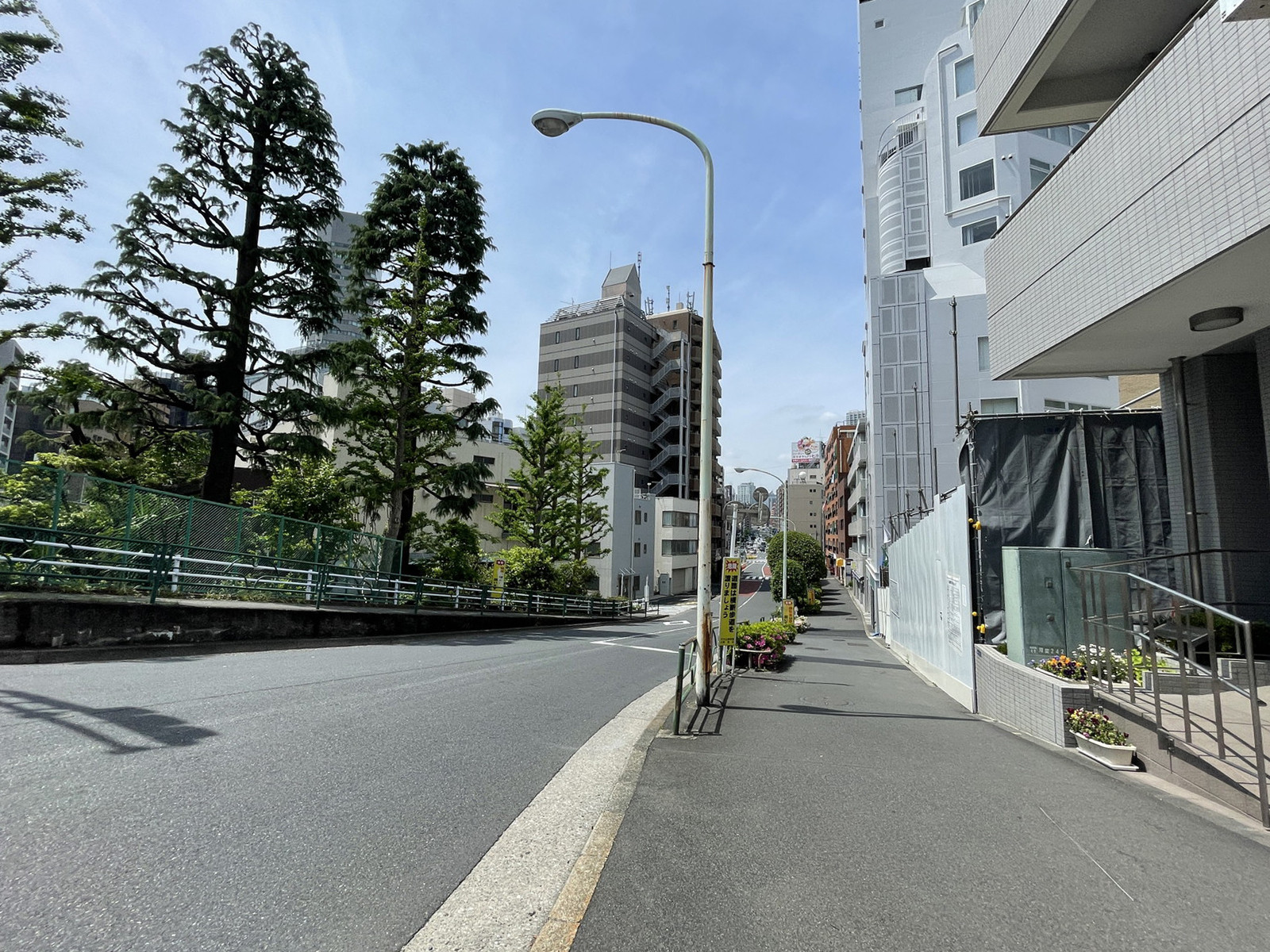 TRUST VALUE 曙橋前面の通り