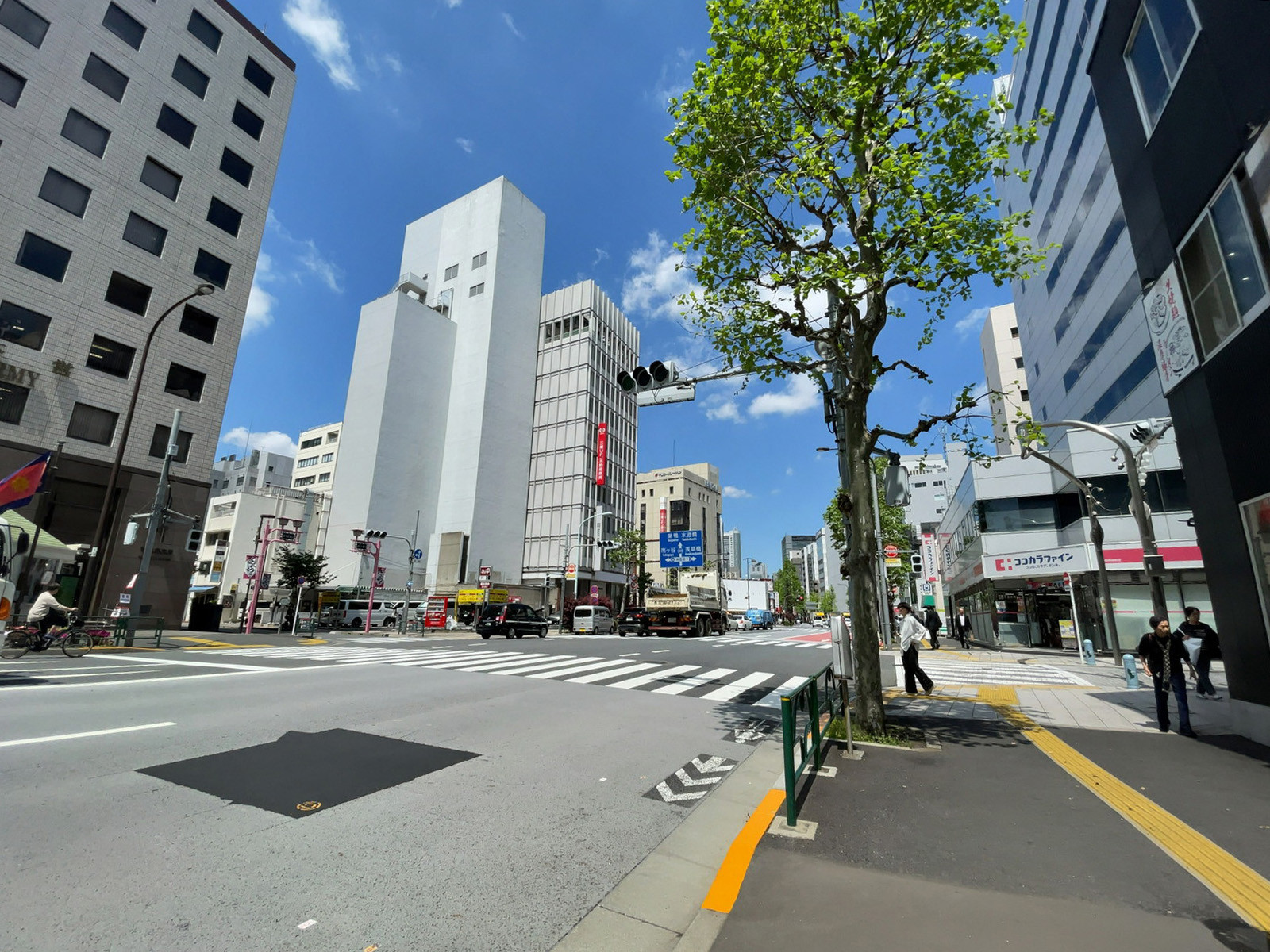 CONVEX神保町前面の通り