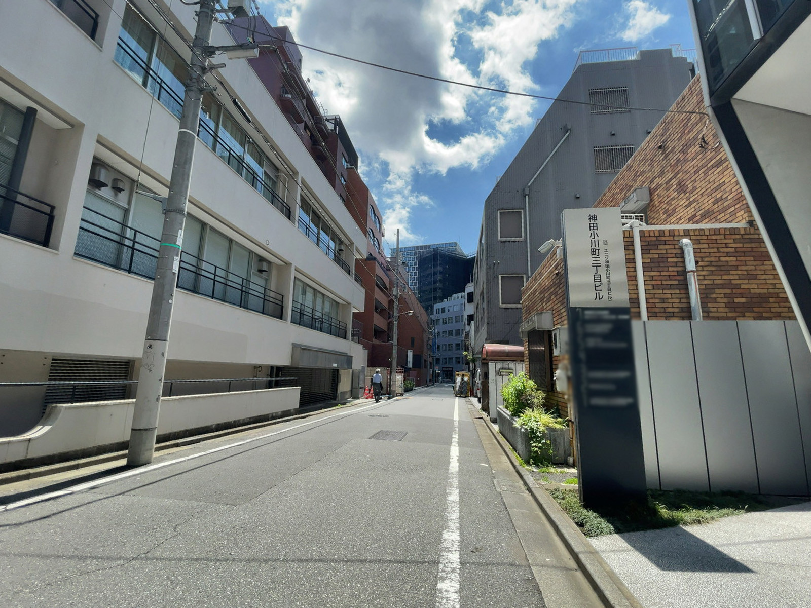 神田小川町三丁目ビル前面の通り