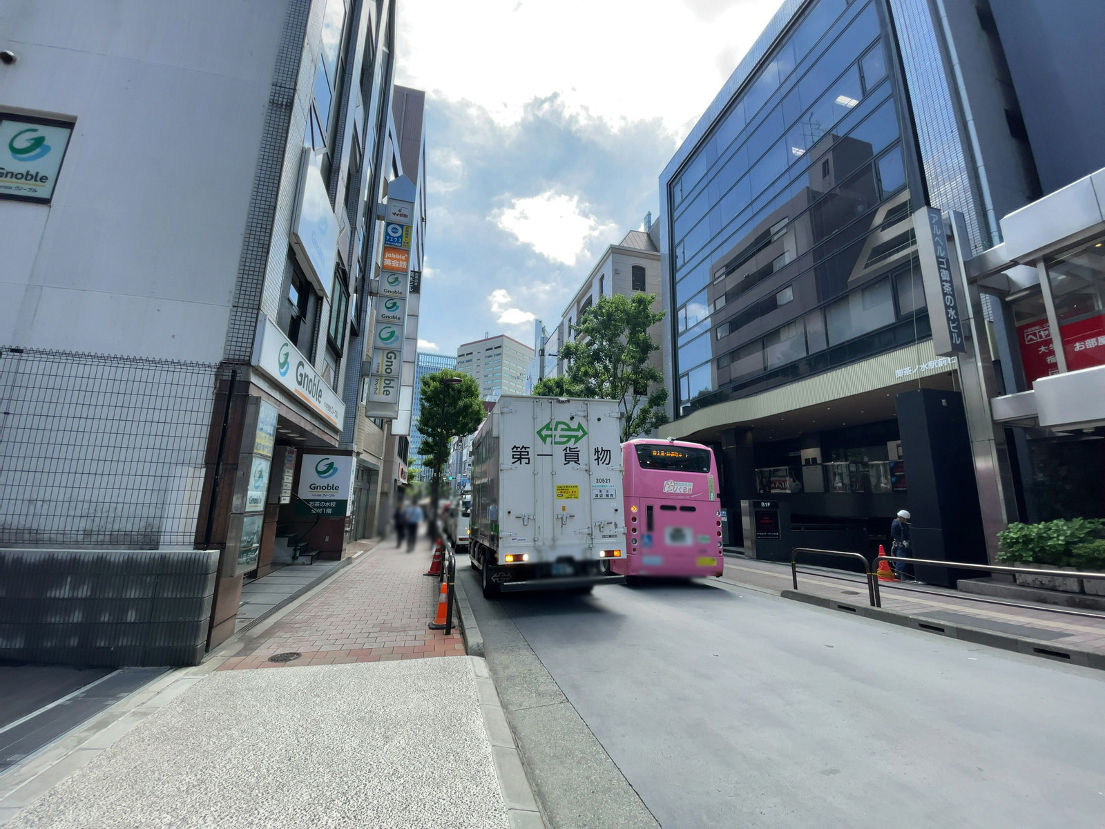 CIRCLES御茶ノ水前面の通り