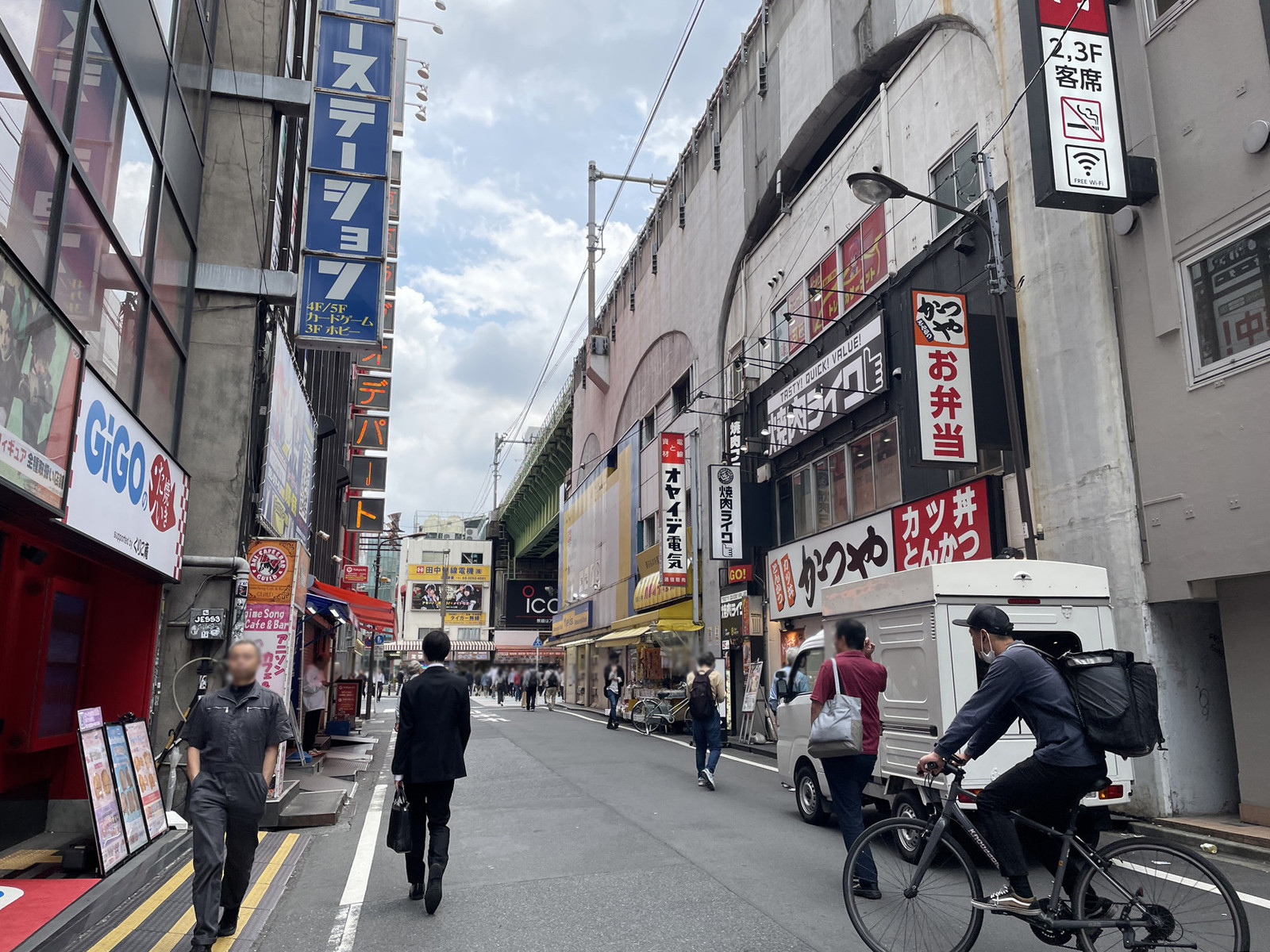 周辺には飲食店が充実