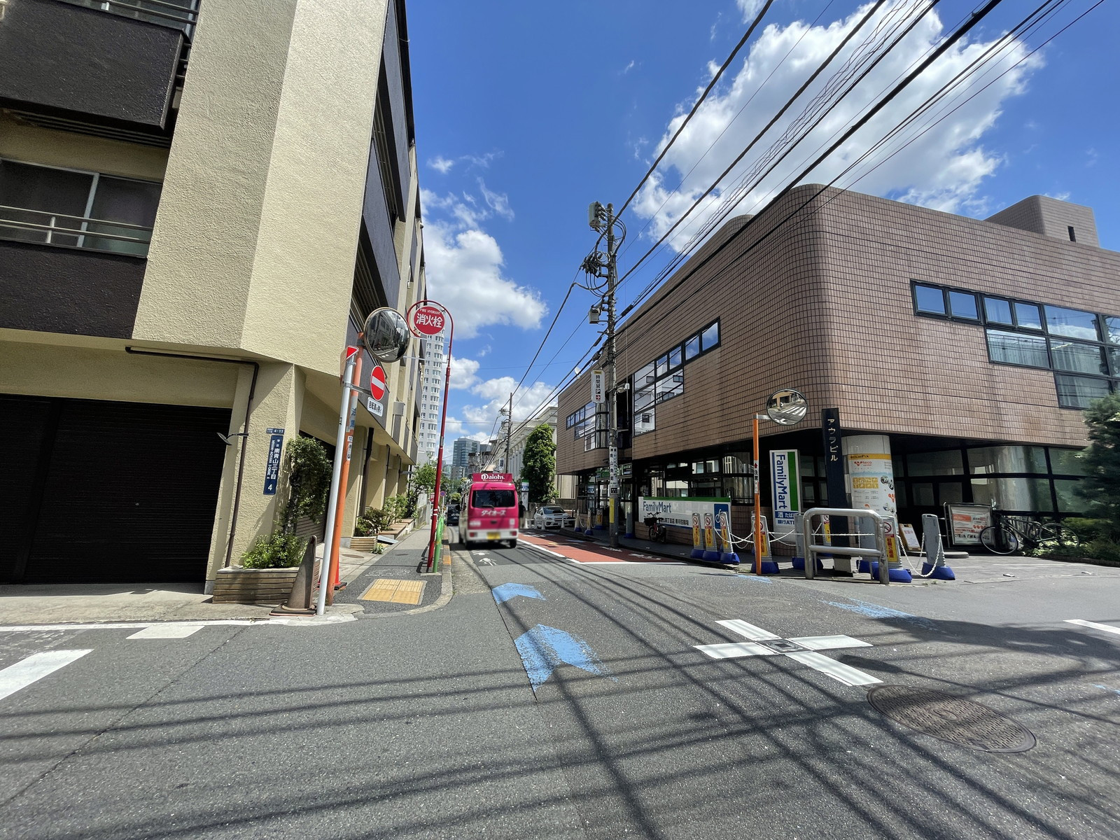 アウラビル前面の通り