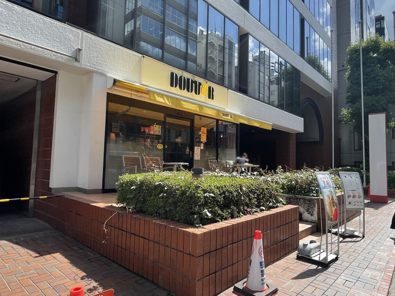 徒歩圏内には飲食店が点在
