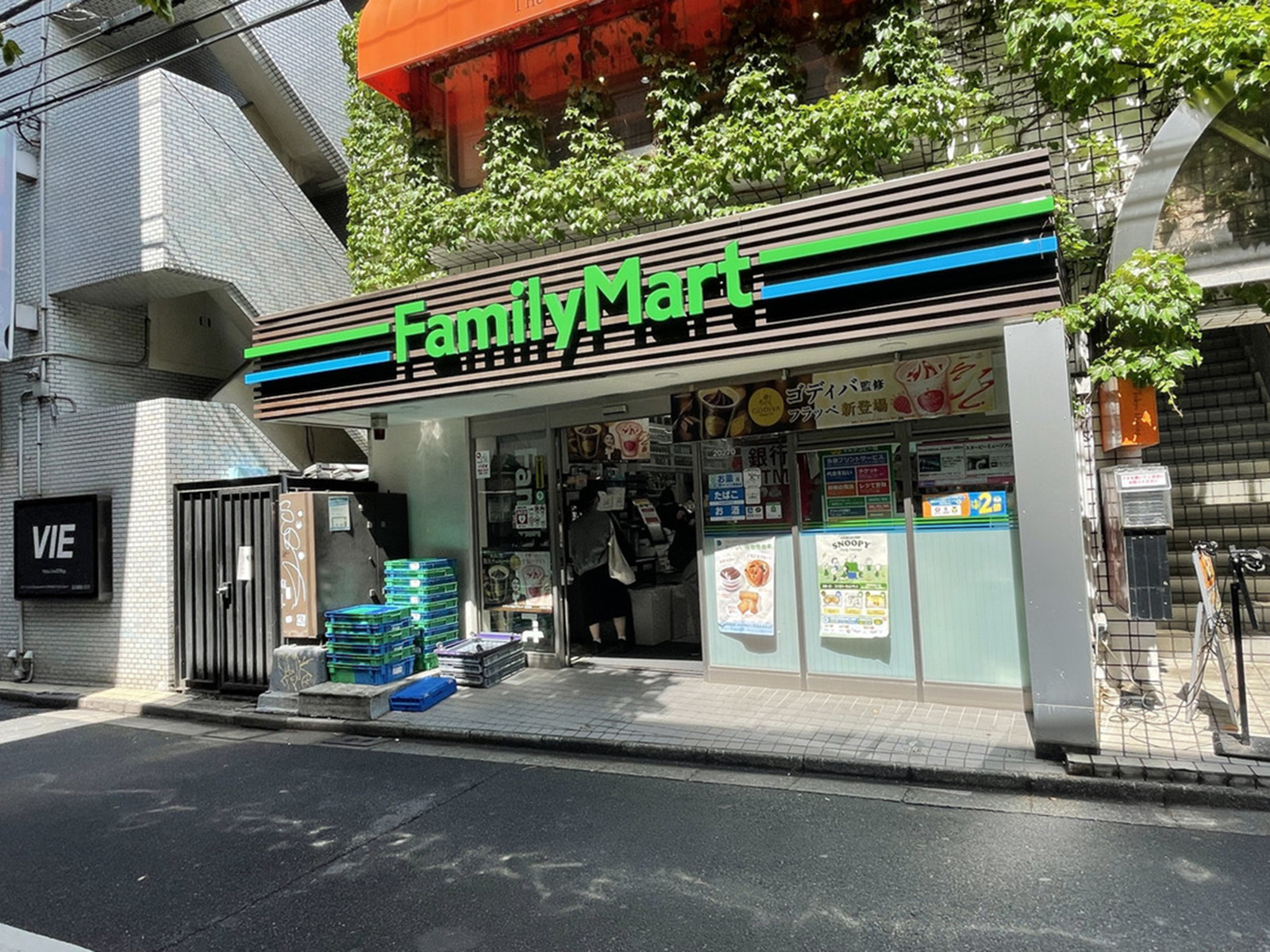 徒歩1分のファミリーマート南青山5丁目店