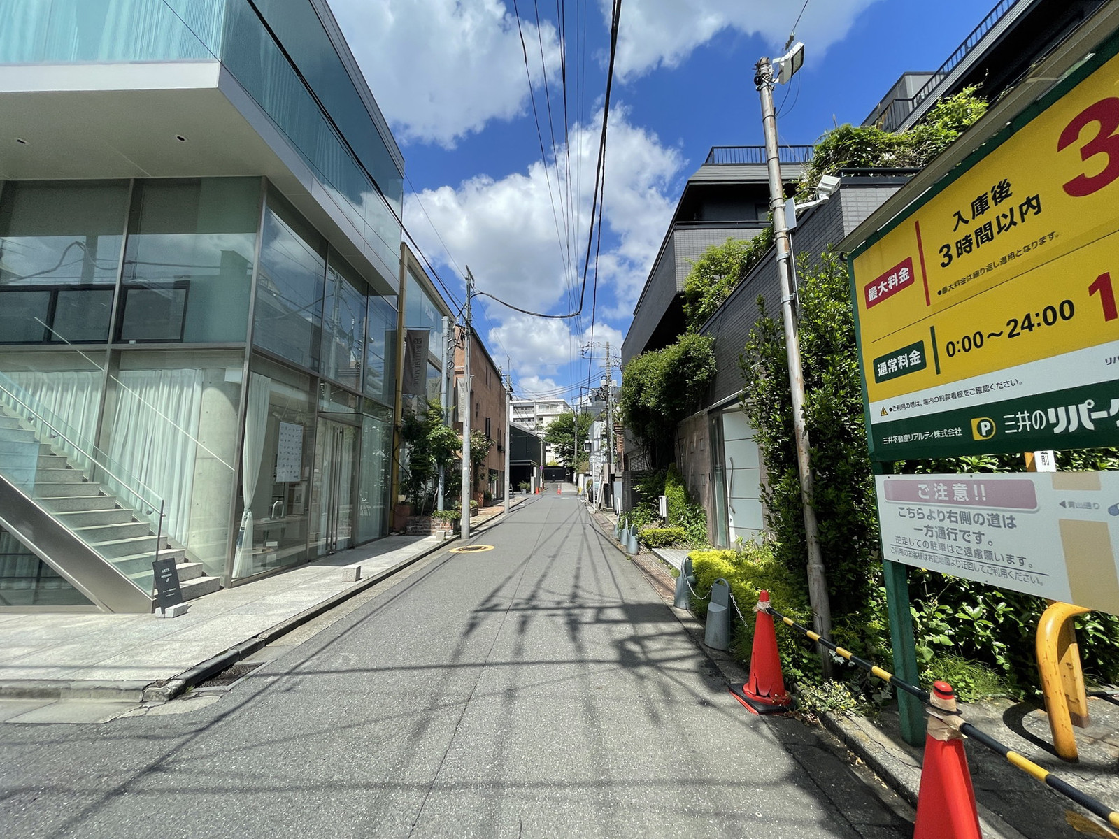 青山ライズビル前面の通り