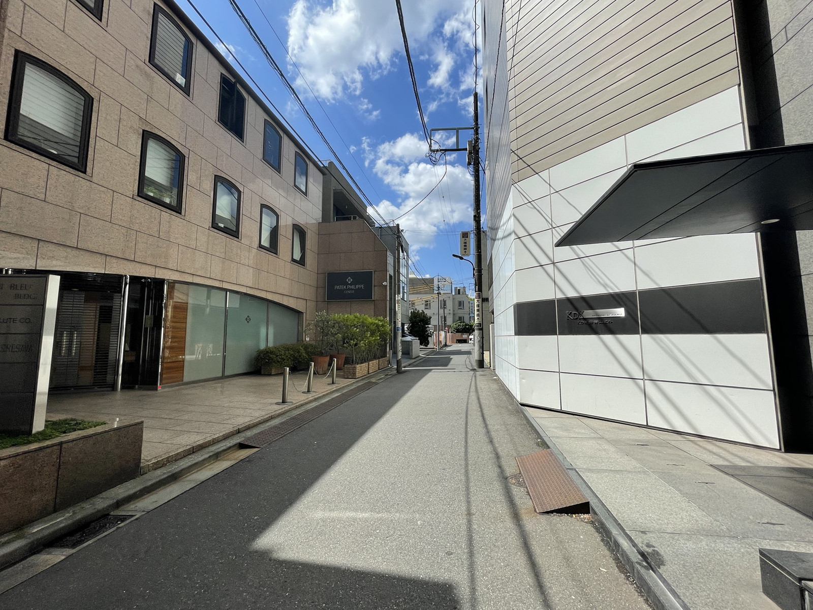 モン・ブルービル前面の通り
