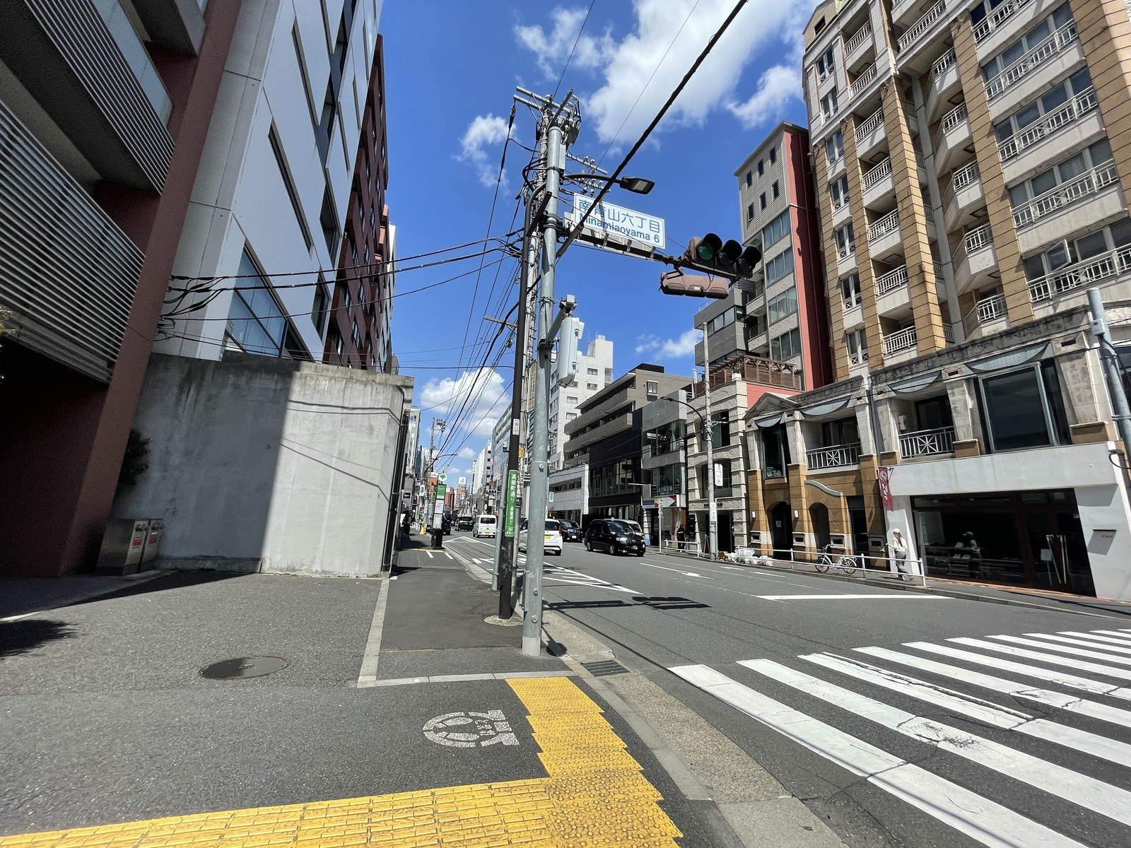 南青山KSビル前面の通り