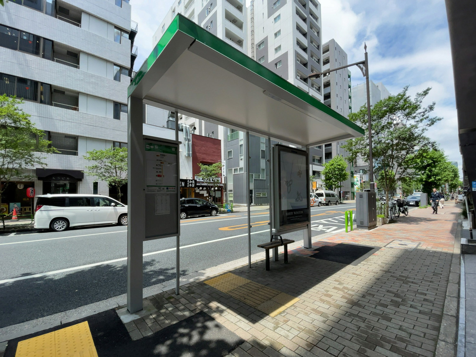 ビル前のバス停「桜橋」