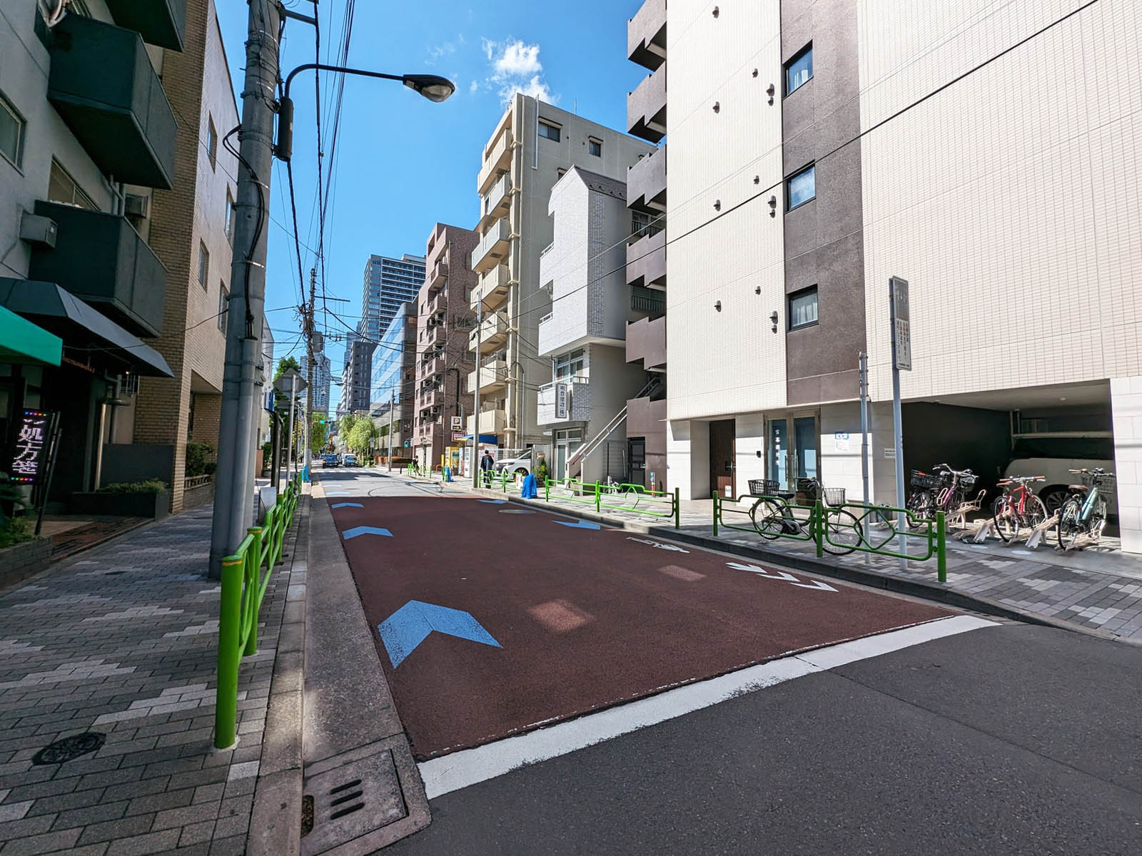 グリーンコーポ月島前面の通り
