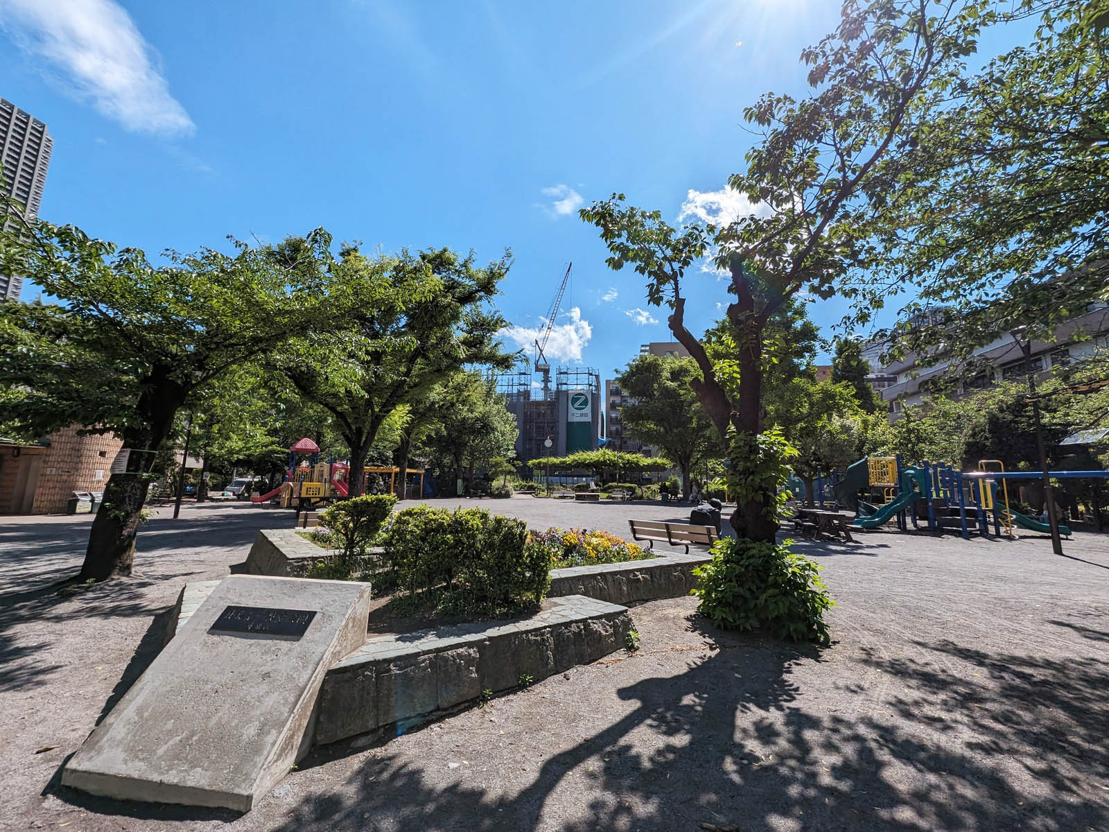 通り沿いの中央区立月島第一児童公園