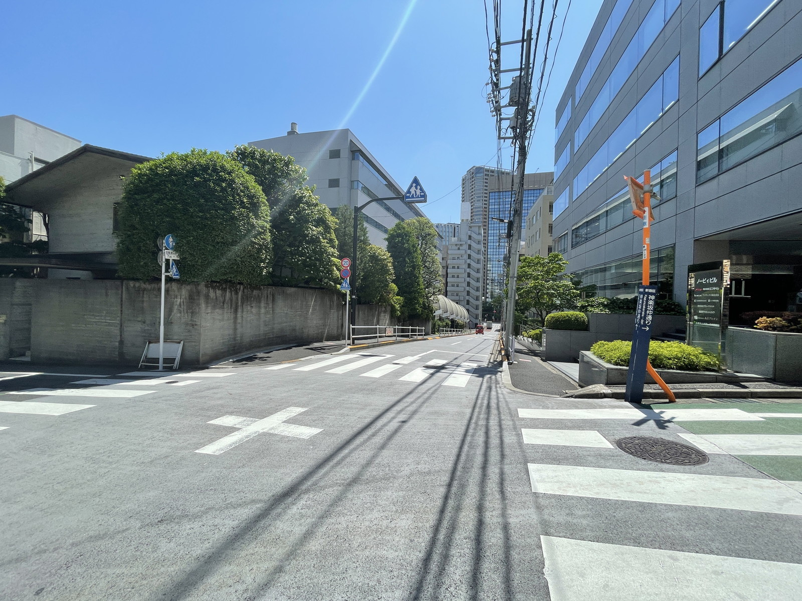 ノービィビル前面の通り