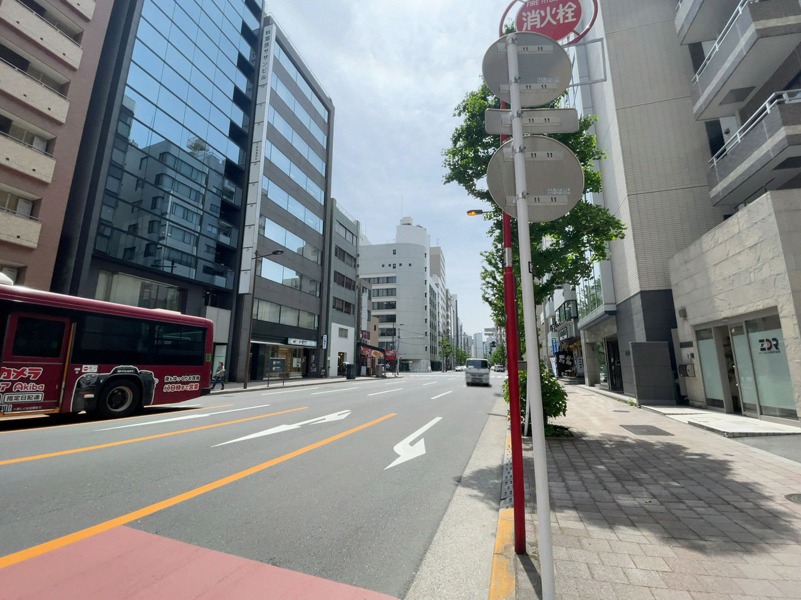 滝清ビル前面の通り