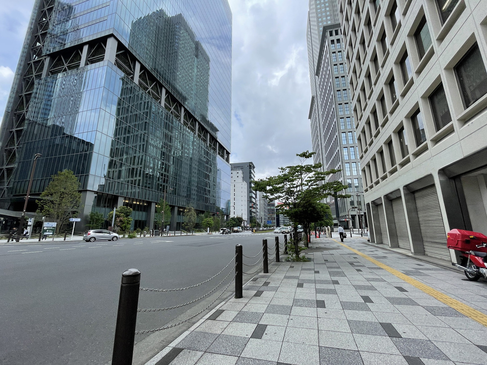 赤坂グリーンクロス前面の通り