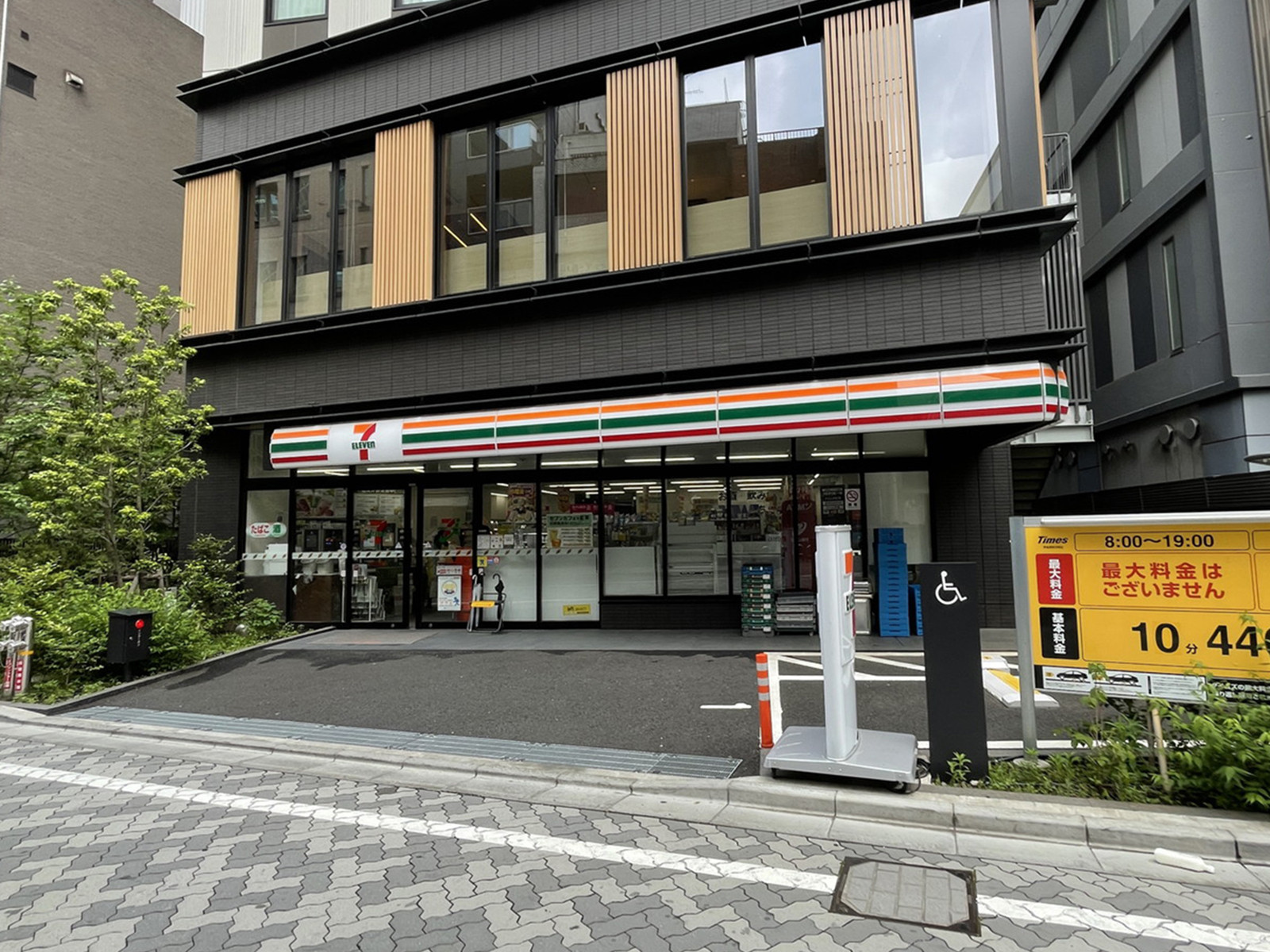 徒歩2分のセブンイレブン ヴィアイン赤坂店