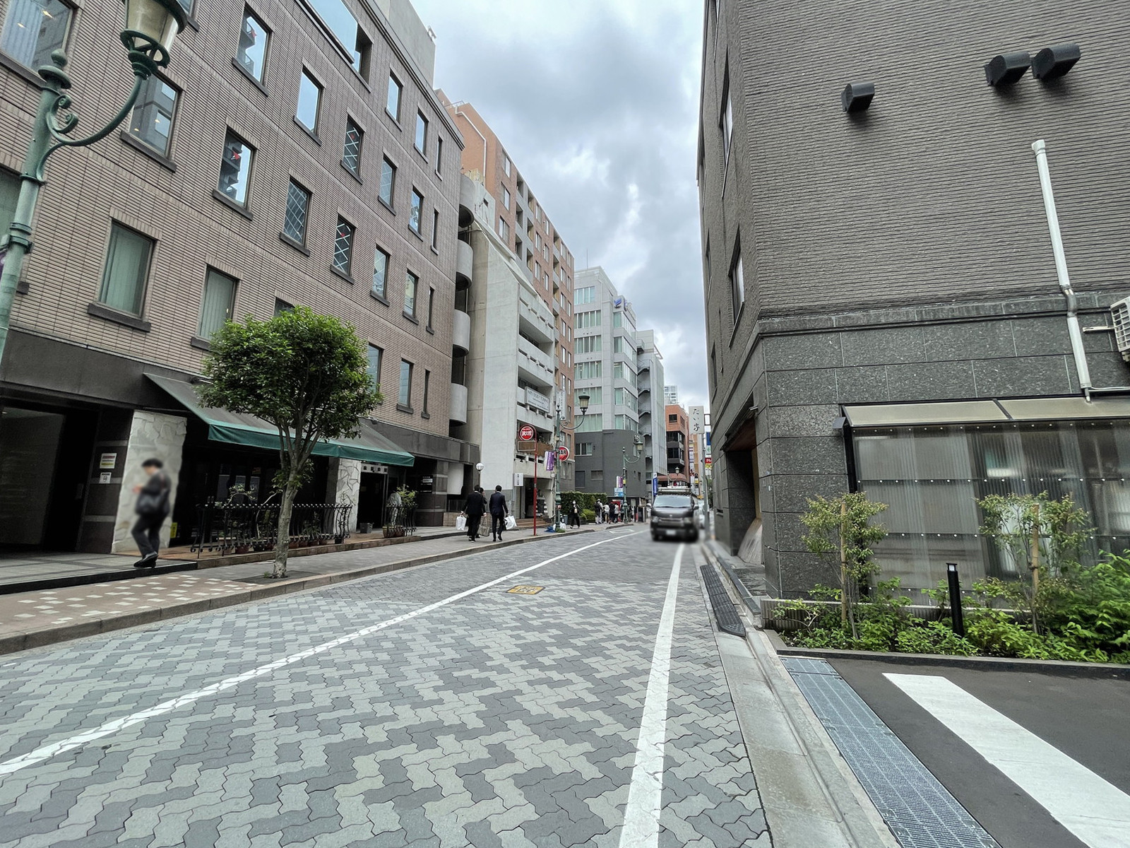 赤坂会館ビル前面の通り