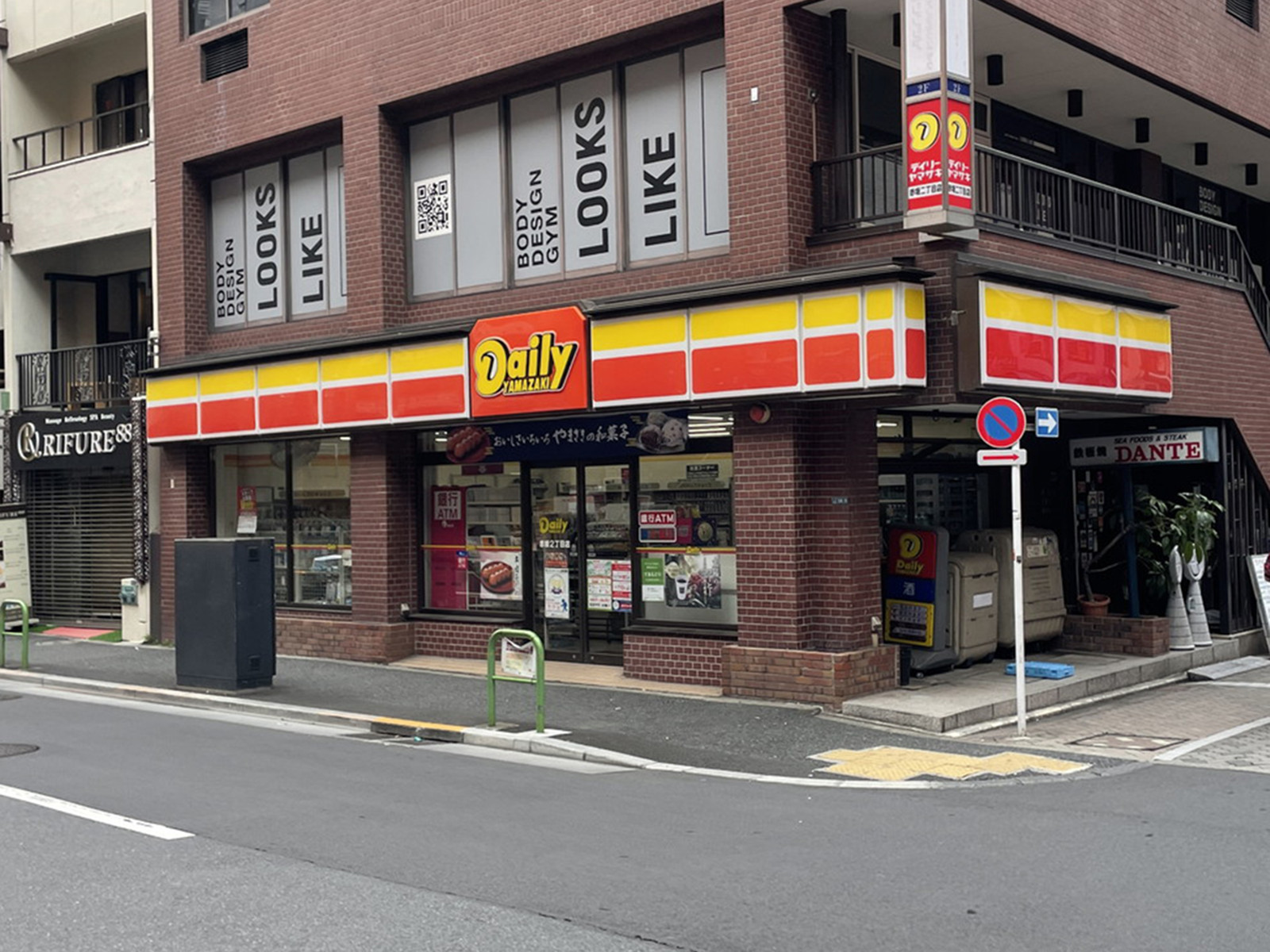 徒歩1分のデイリーヤマザキ赤坂2丁目店