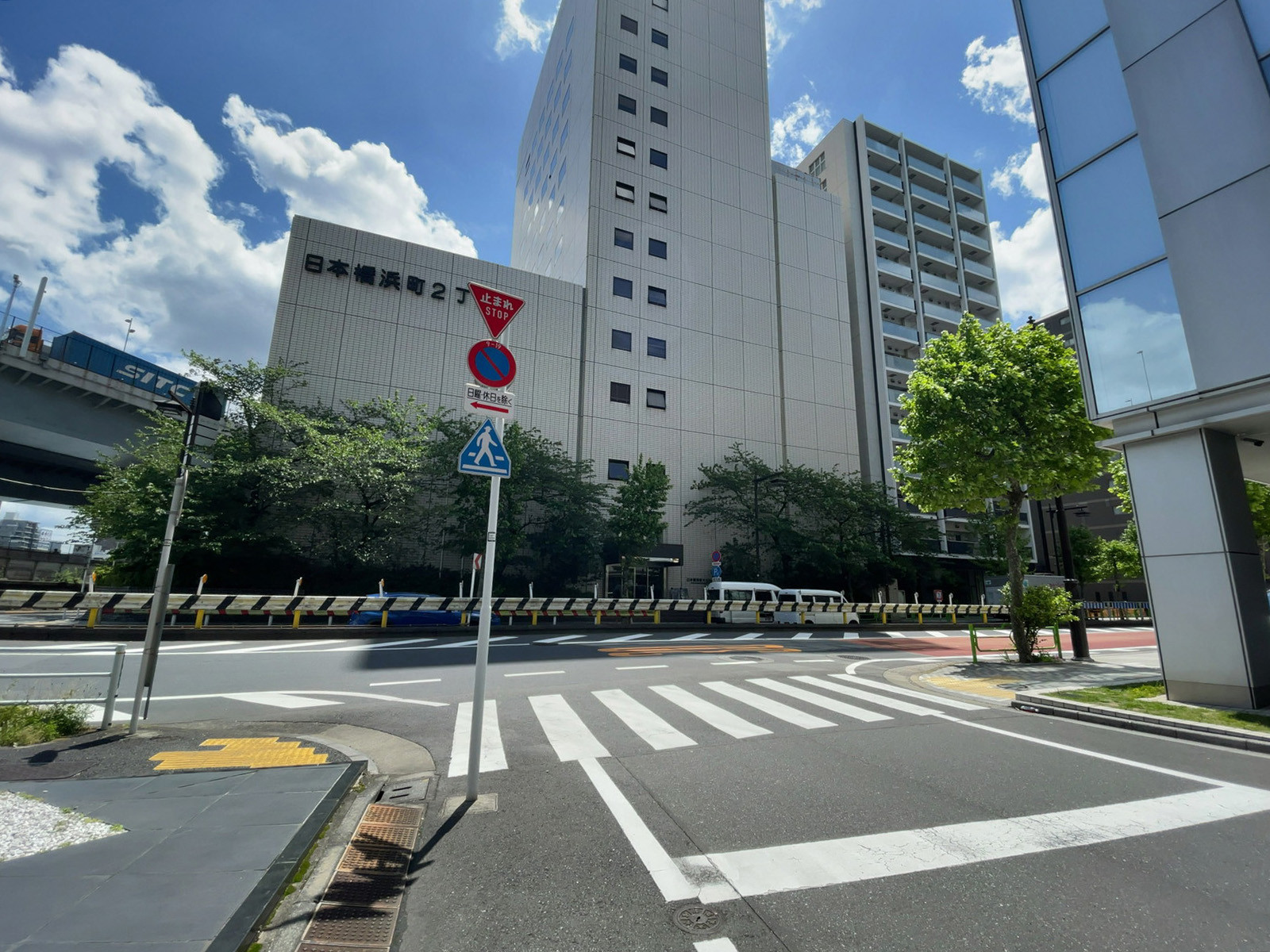日本橋浜町ビル前面の通り